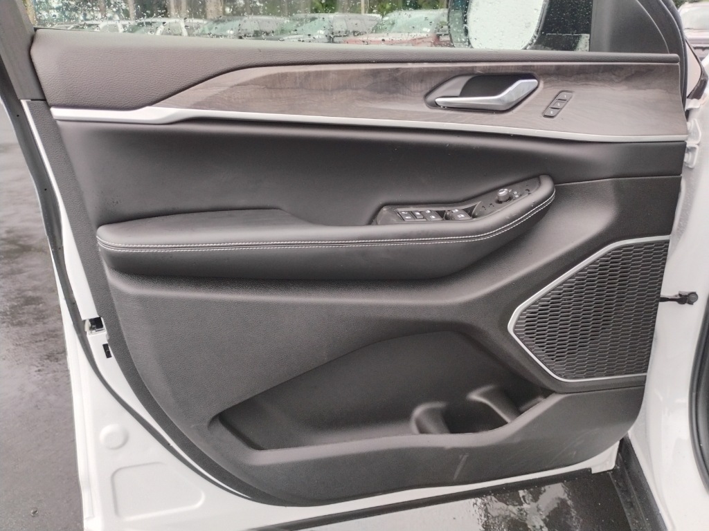 2026 Jeep Grand Cherokee representative vehicle photo