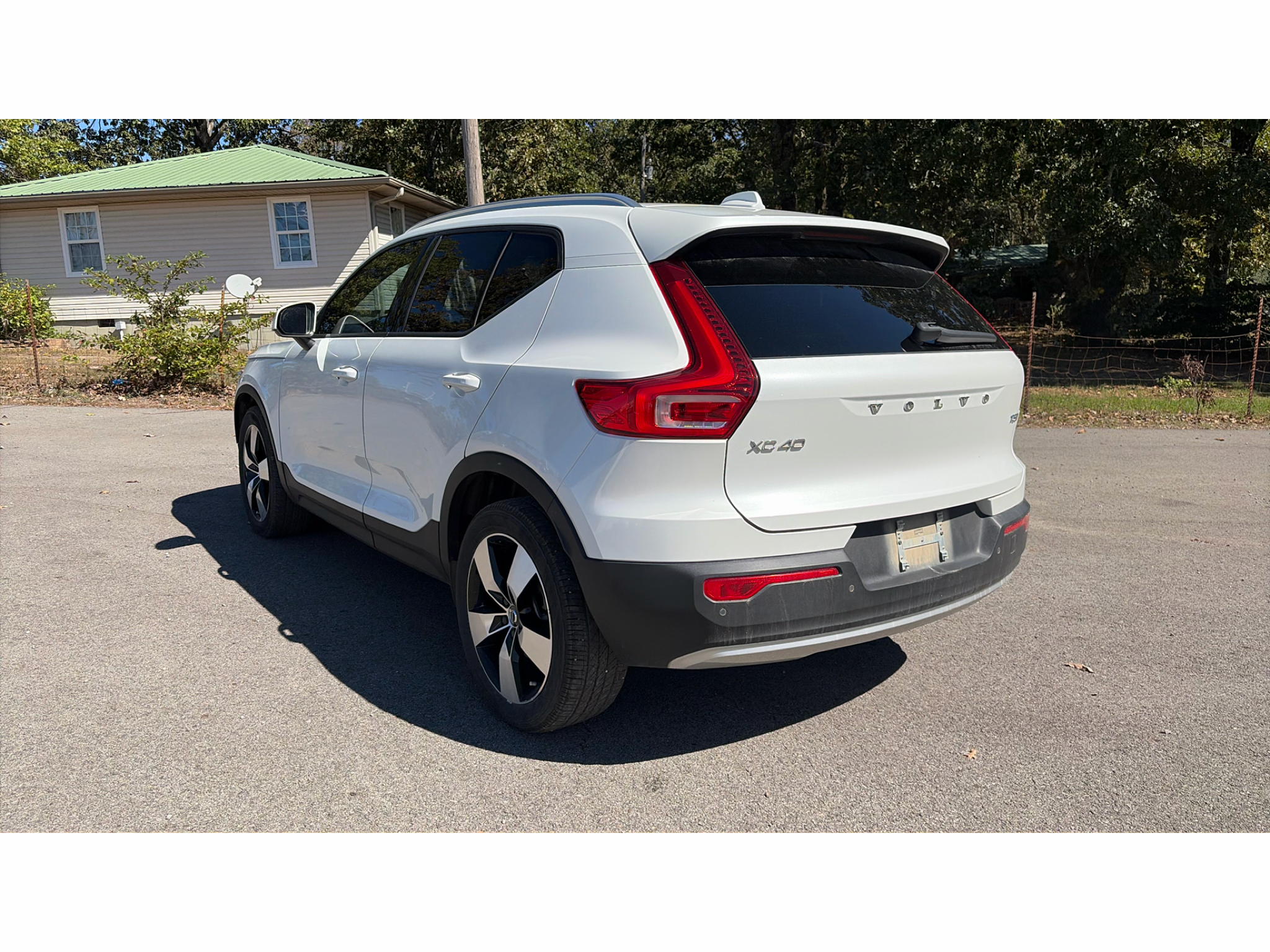 2021 Volvo XC40 Momentum photo 4