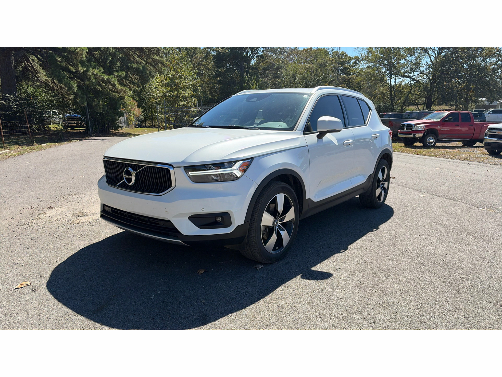 2021 Volvo XC40 Momentum photo 1