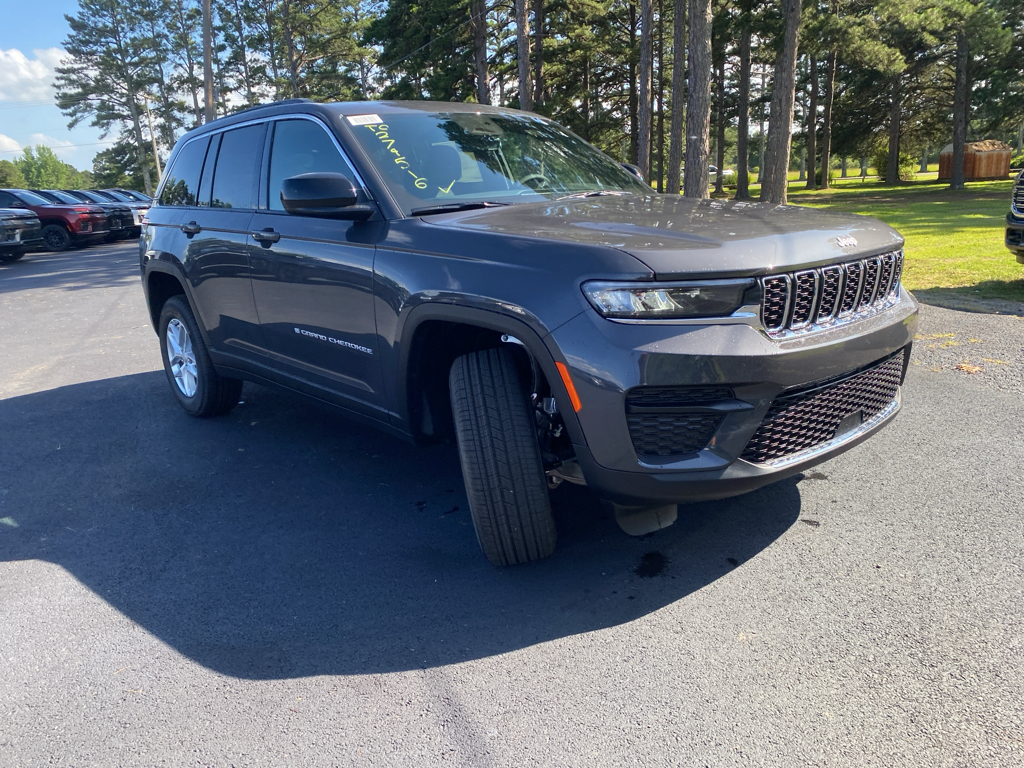 2026 Jeep Grand Cherokee Laredo photo 3