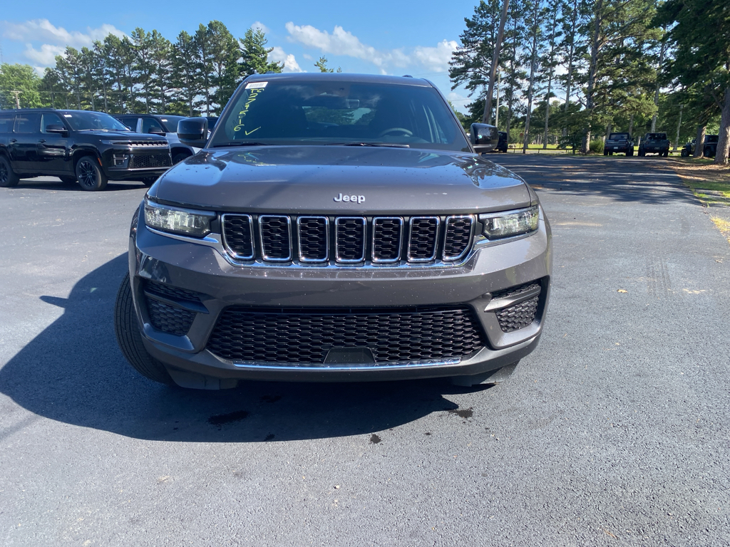 2026 Jeep Grand Cherokee Laredo photo 2