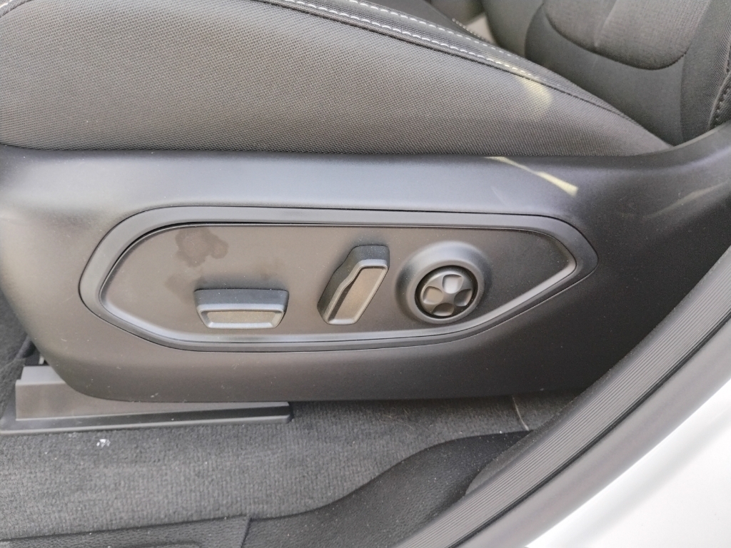 2026 Jeep Grand Cherokee representative vehicle photo