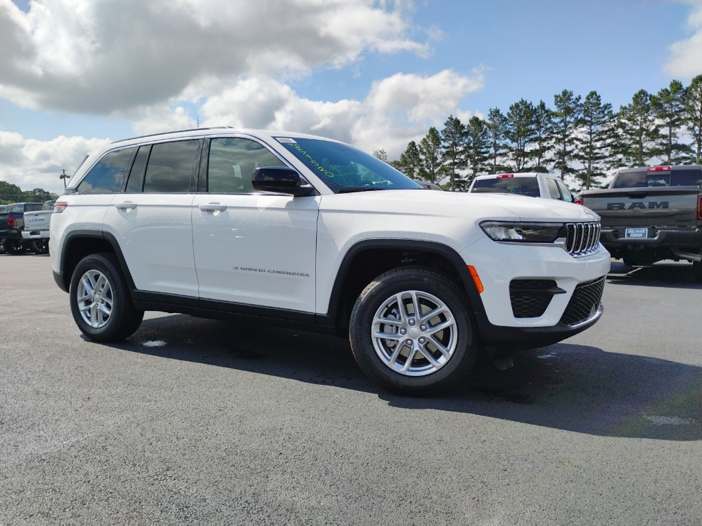 2026 Jeep Grand Cherokee Laredo X photo 3