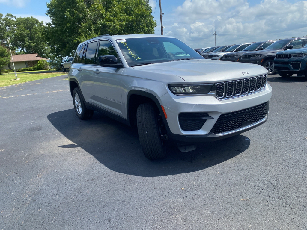 2026 Jeep Grand Cherokee Laredo X photo 3