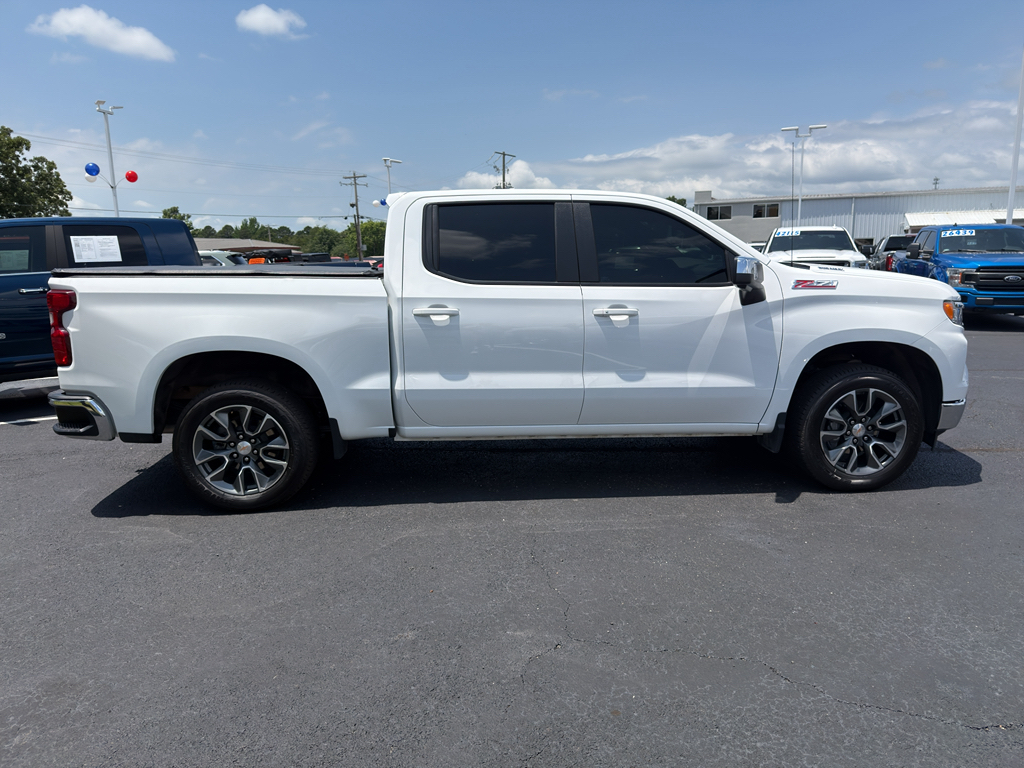 2025 Chevrolet Silverado LT photo 4