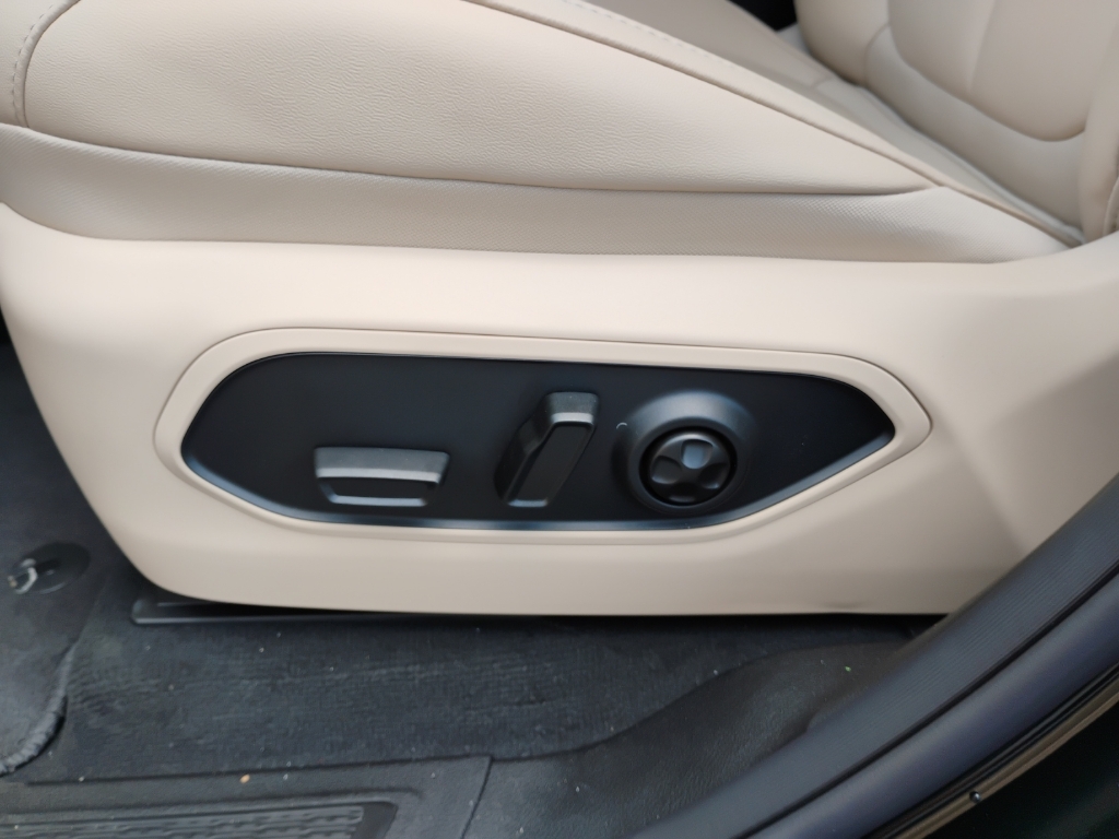 2026 Jeep Grand Cherokee representative vehicle photo