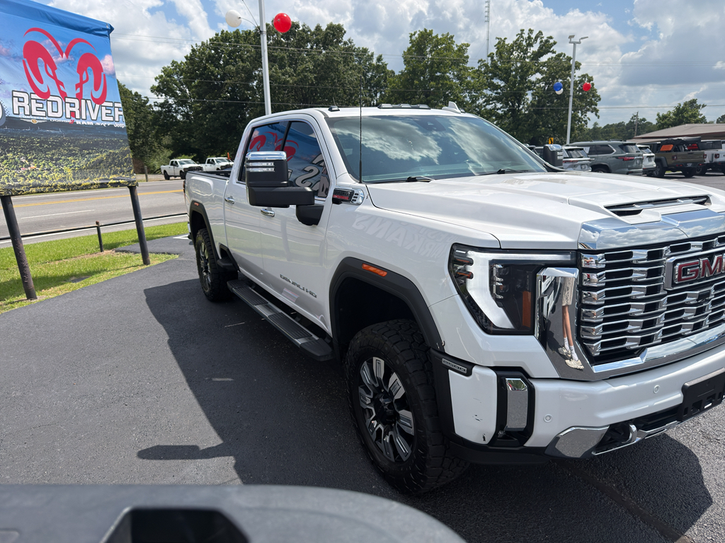 2024 GMC Sierra Denali photo 3