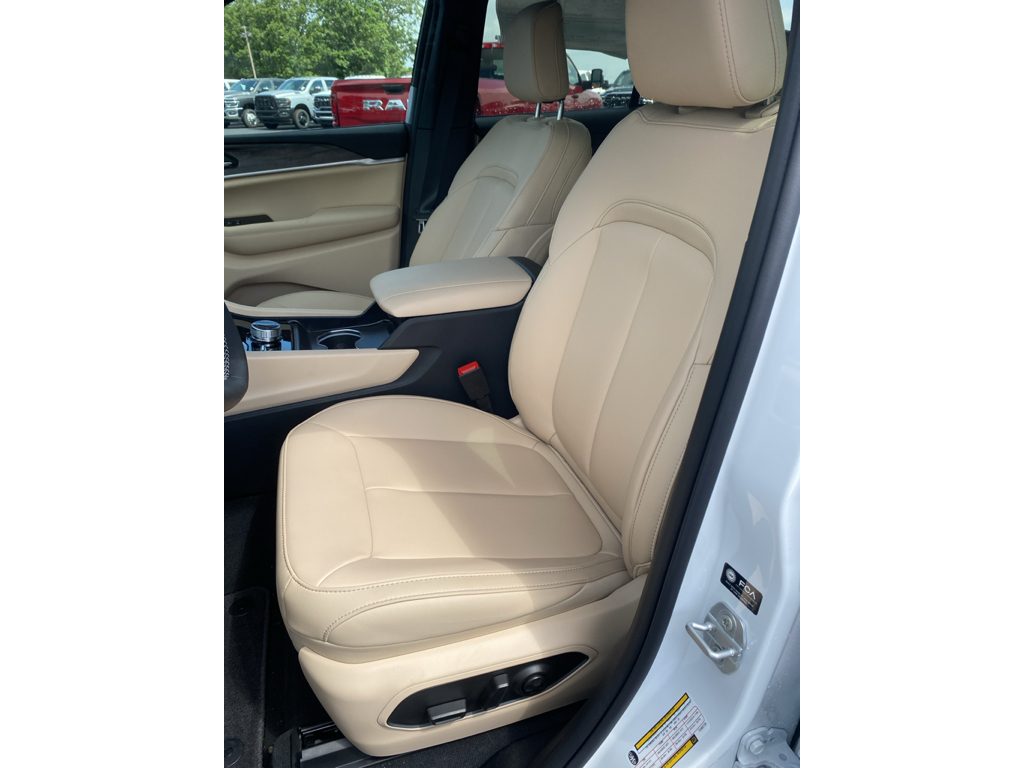 2026 Jeep Grand Cherokee representative vehicle photo