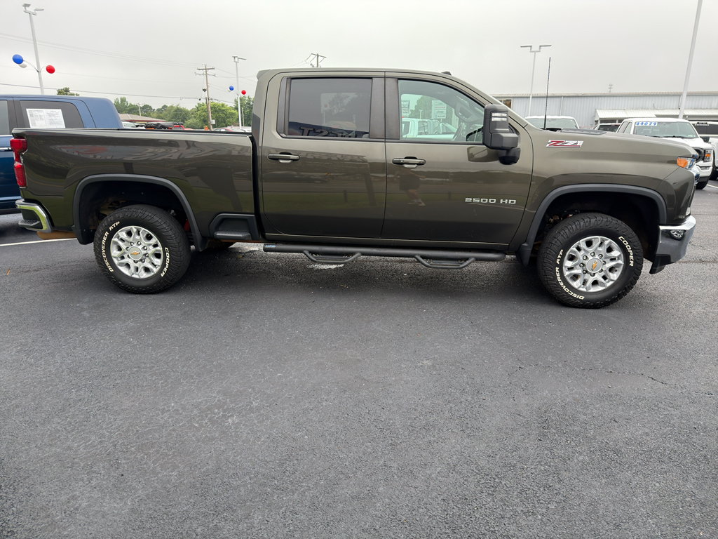 2022 Chevrolet Silverado LT photo 4