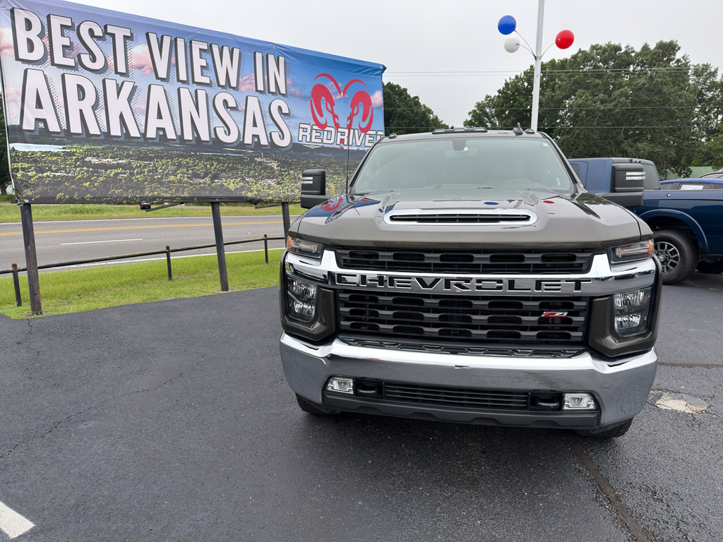 2022 Chevrolet Silverado LT photo 2