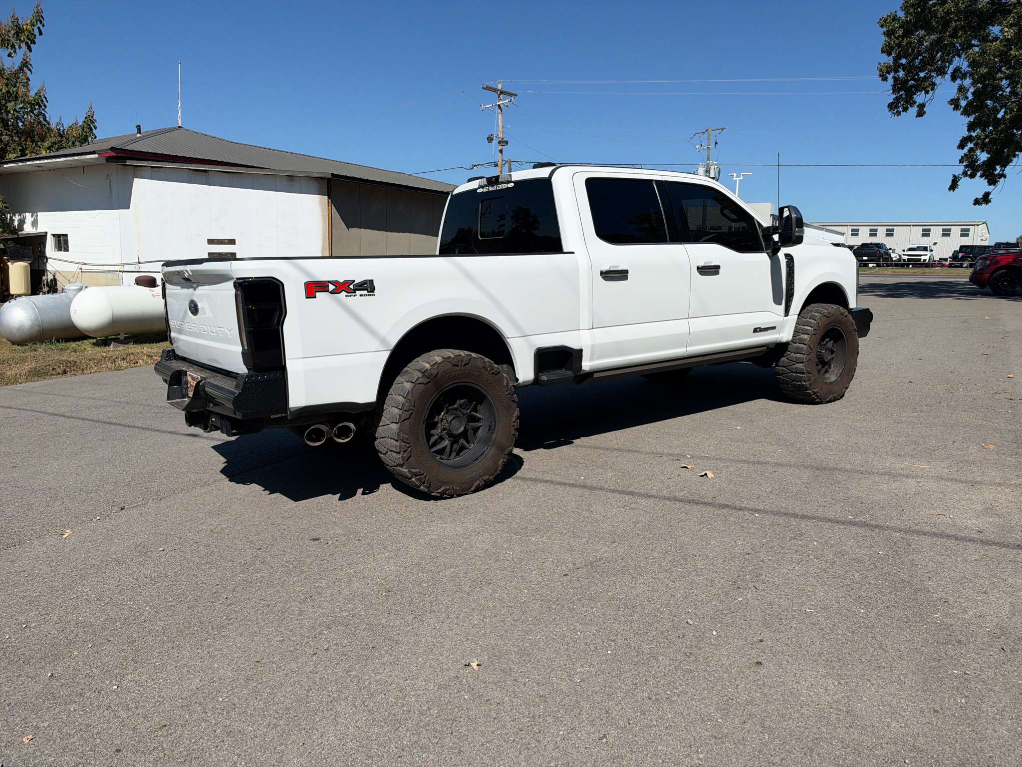 2023 Ford F-350 LARIAT photo 2