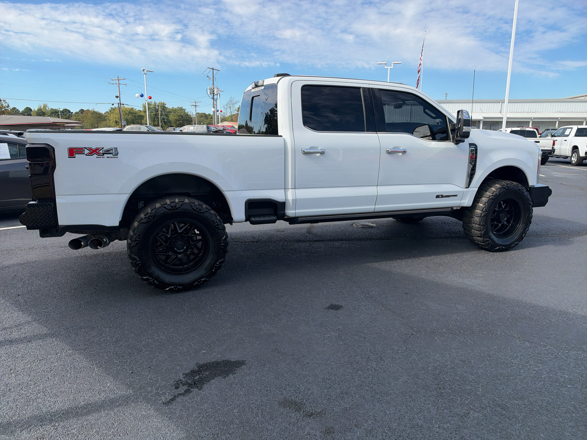 2023 Ford F-350 LARIAT photo 4