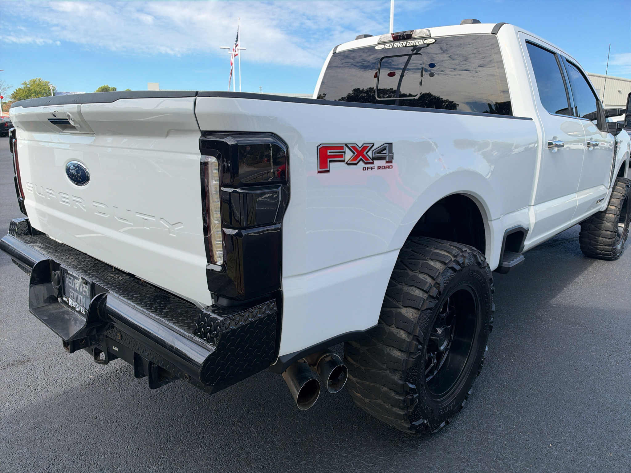 2023 Ford F-350 LARIAT photo 5