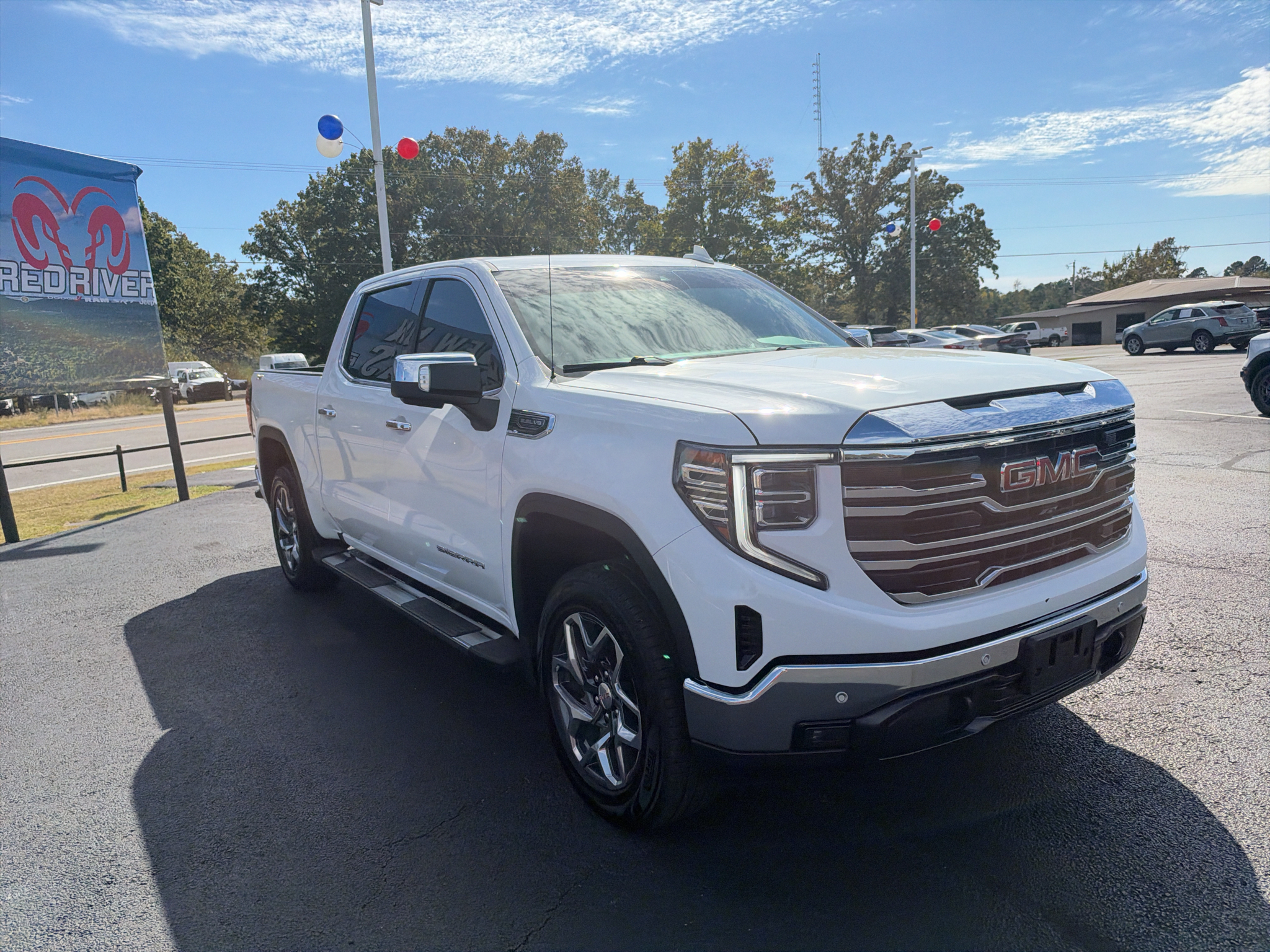 2024 GMC Sierra SLT photo 3