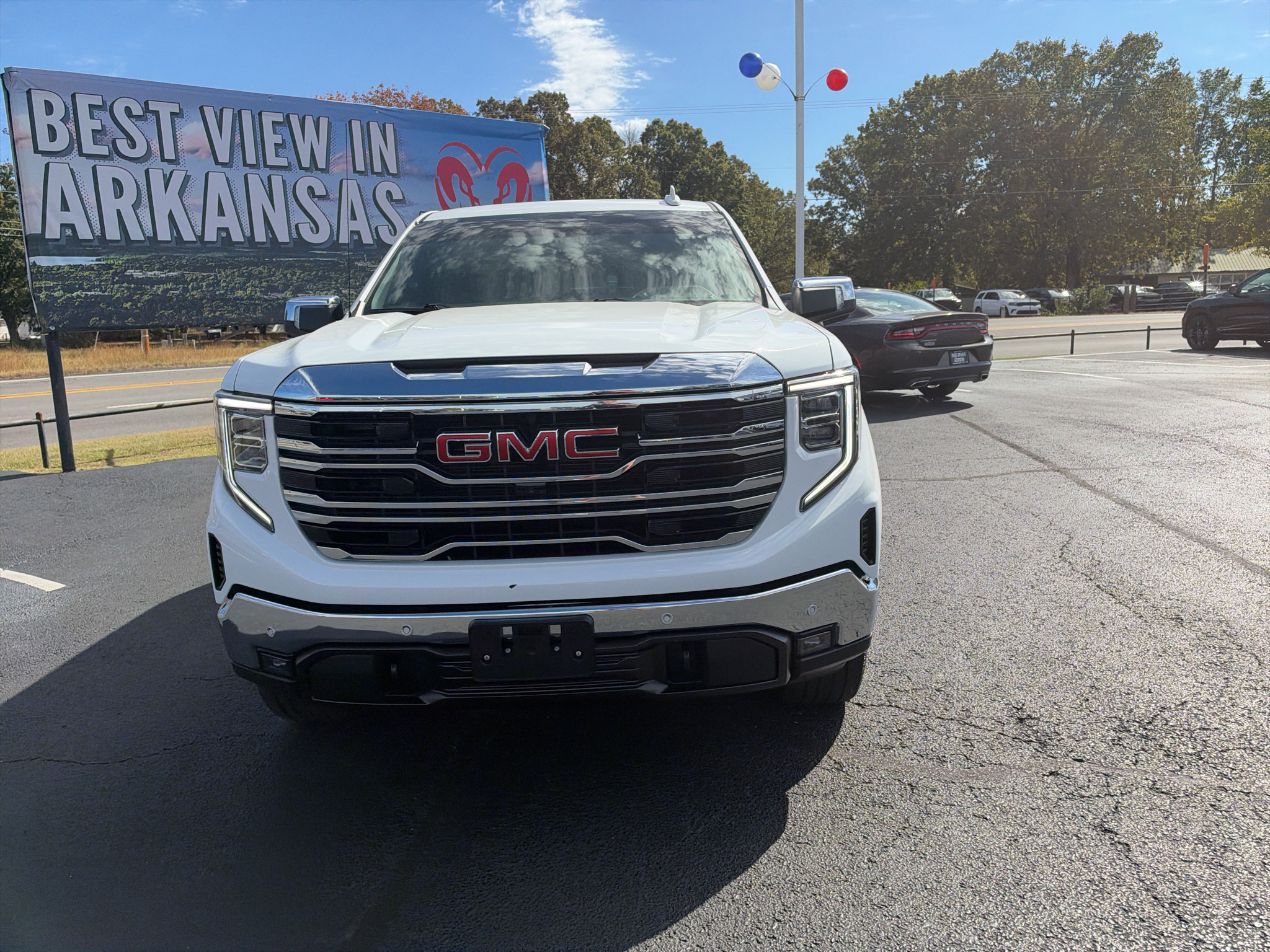 2024 GMC Sierra SLT photo 2