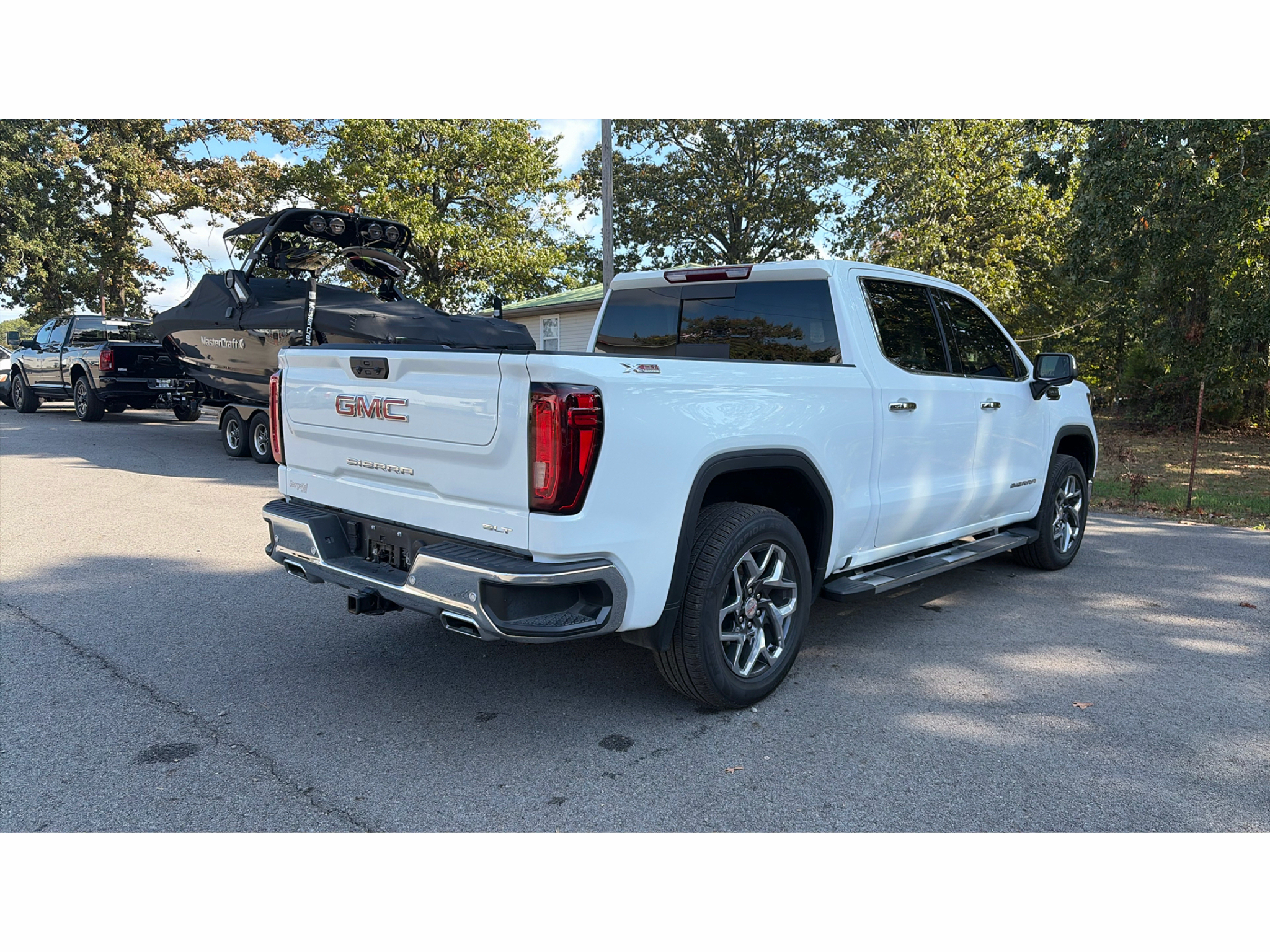 2024 GMC Sierra SLT photo 3