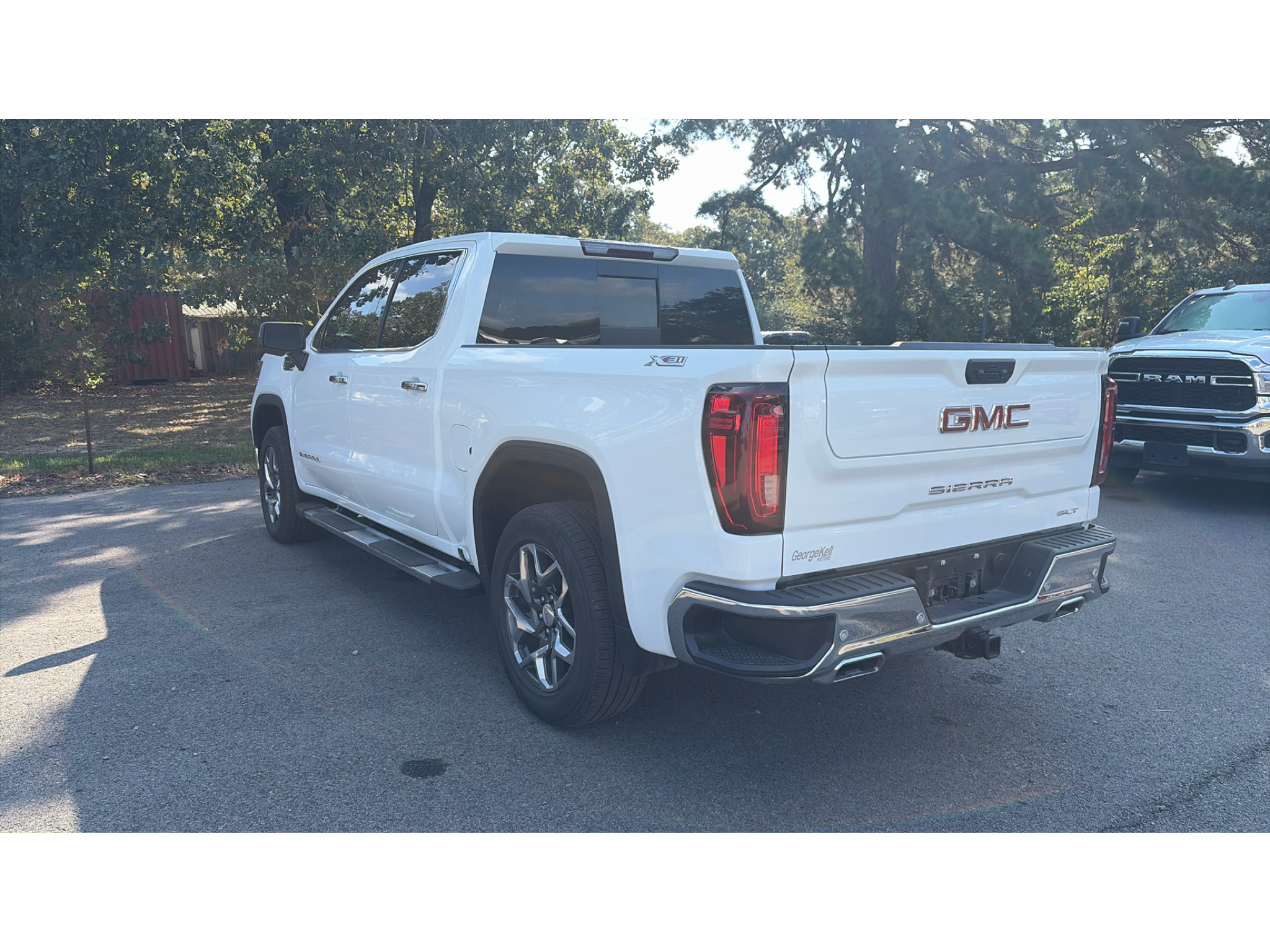2024 GMC Sierra SLT photo 4