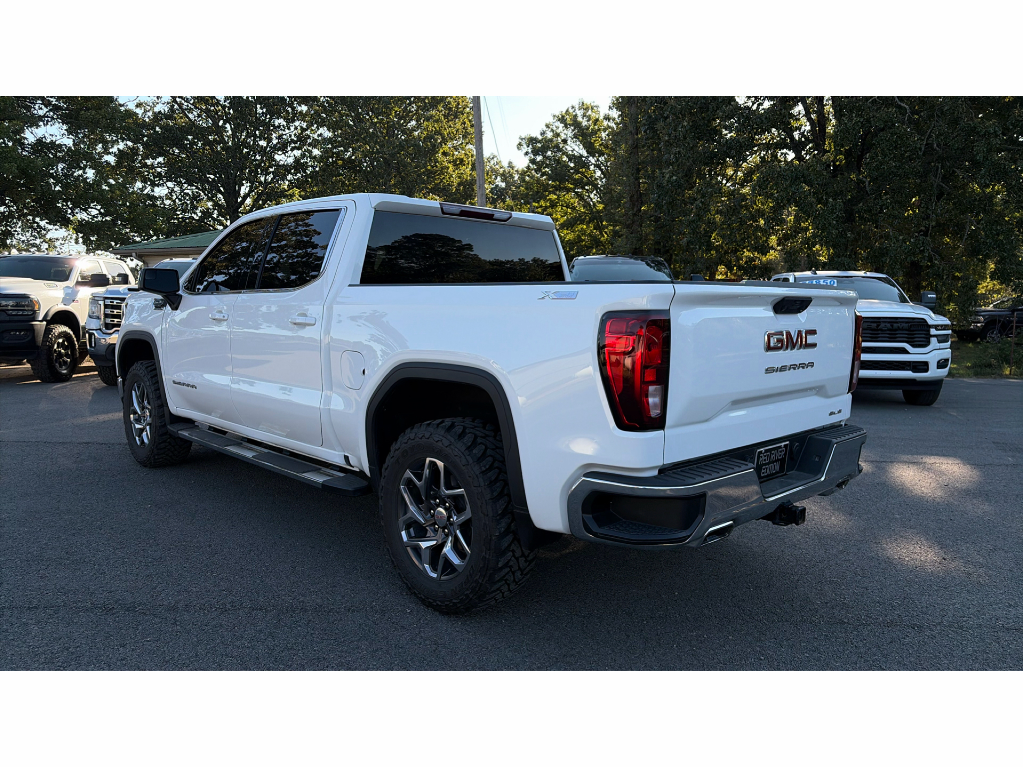 2025 GMC Sierra SLE photo 4