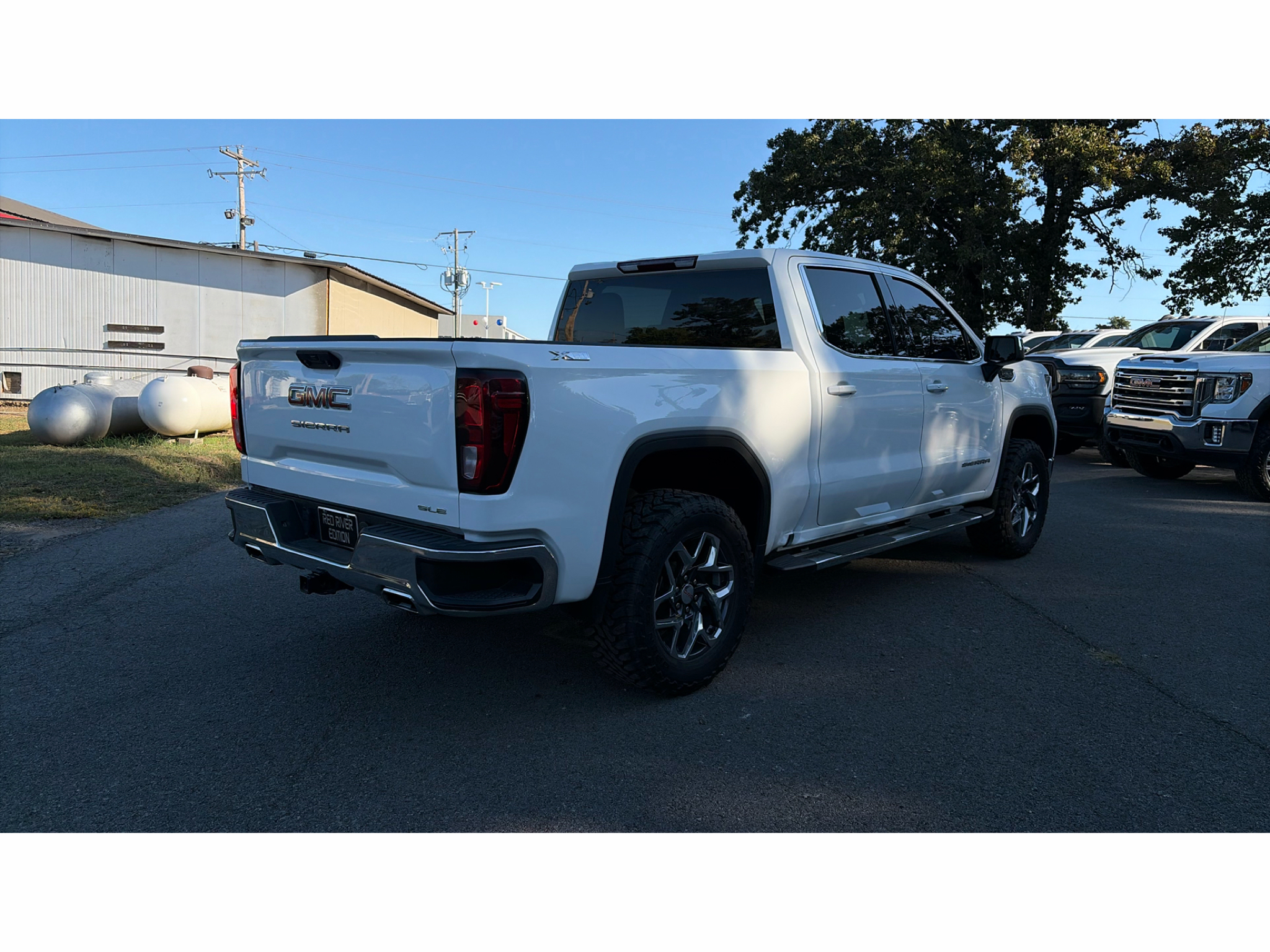 2025 GMC Sierra SLE photo 3