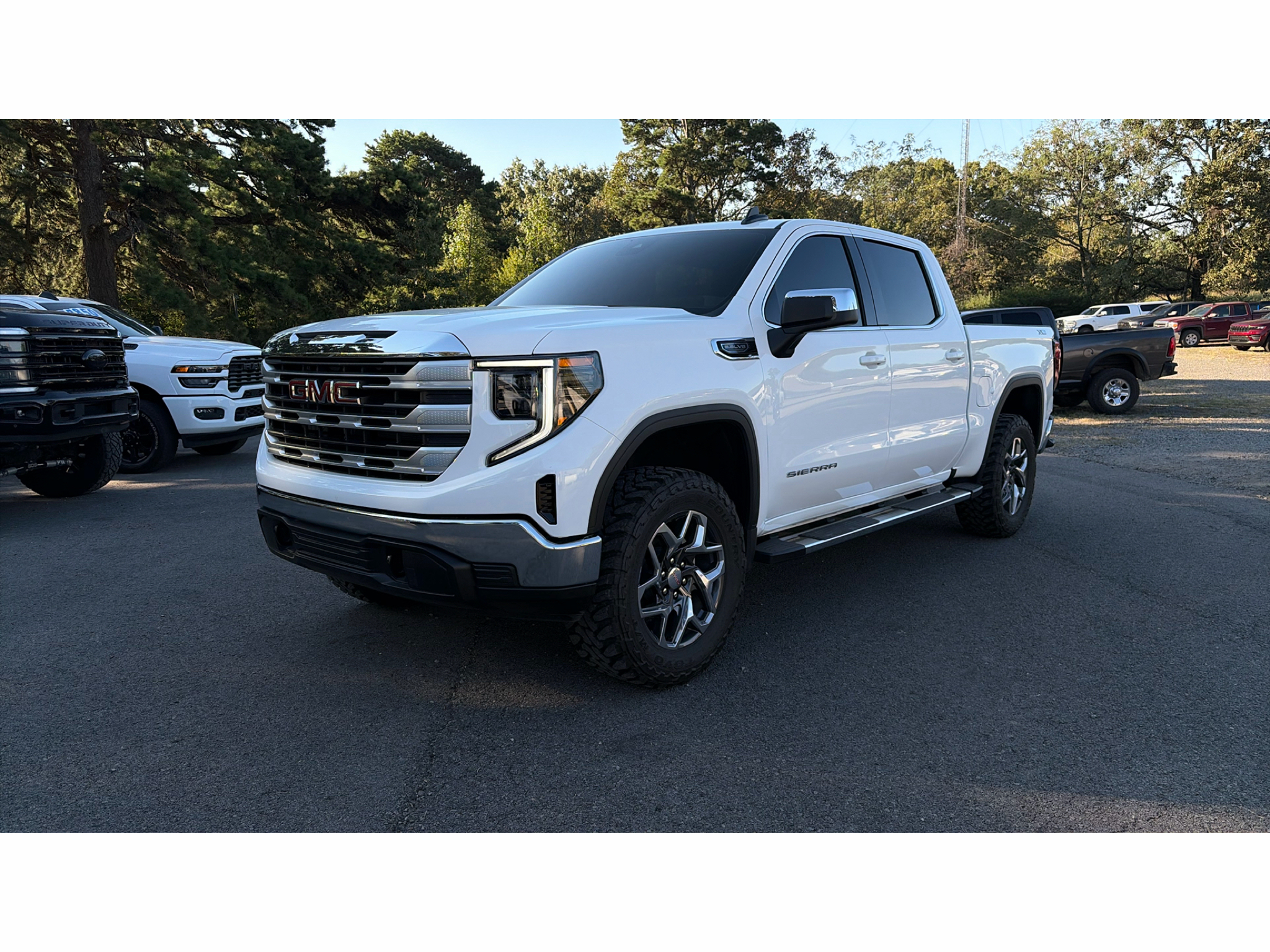 2025 GMC Sierra SLE photo 1
