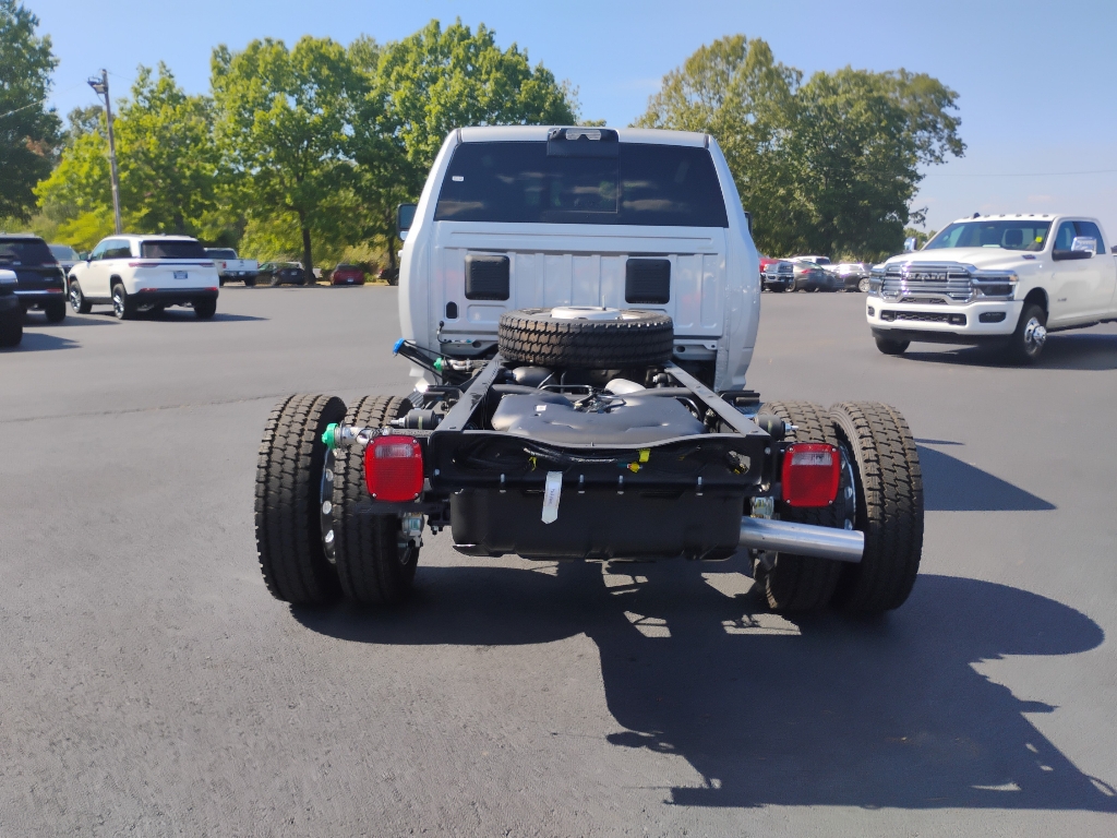 2027 Ram 5500 Chassis Big Horn photo 6