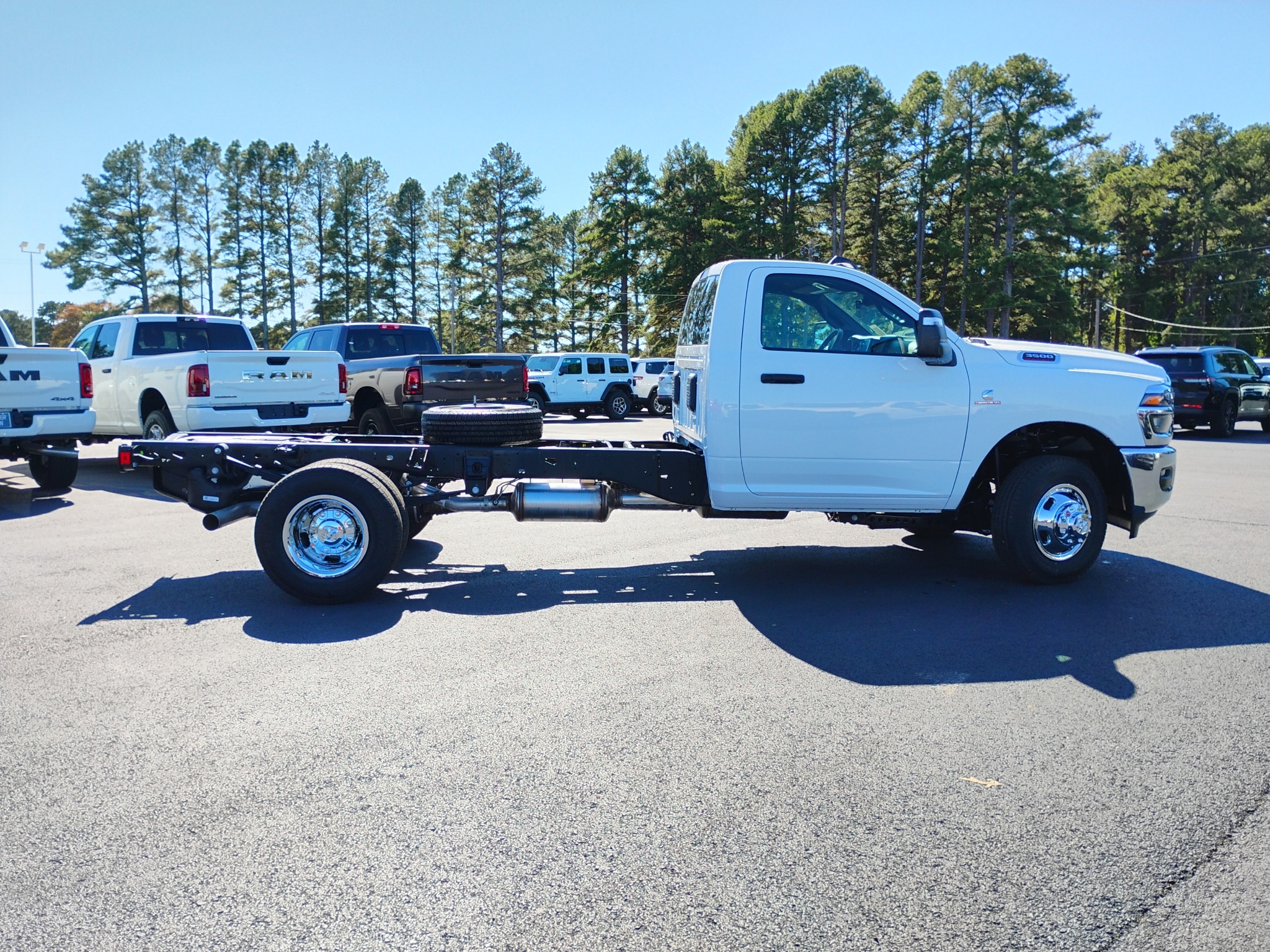 2027 Ram 3500 Chassis Tradesman photo 4