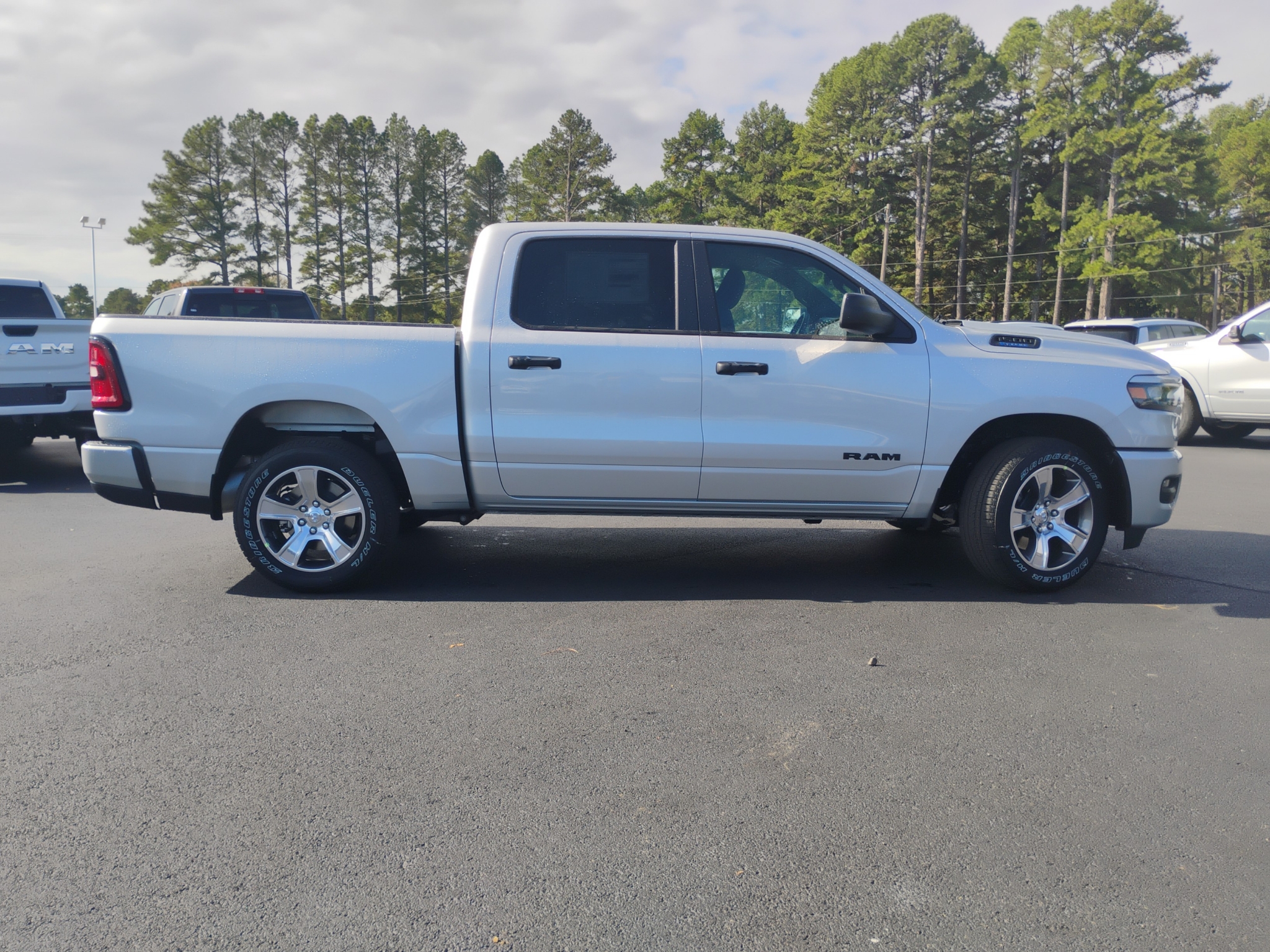 2027 Ram 1500 Express photo 4