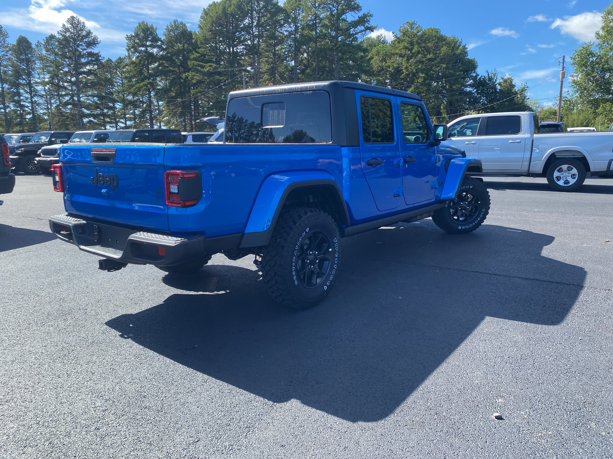 2027 Jeep Gladiator Willys photo 5