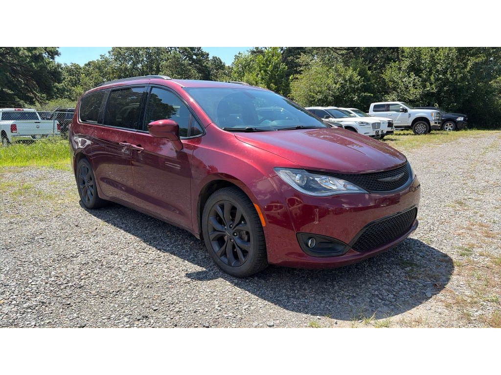 2020 Chrysler Pacifica Touring L Plus photo 2