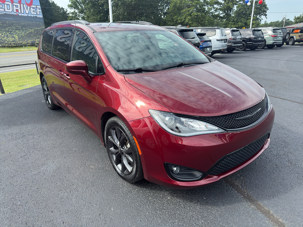 2020 Chrysler Pacifica Touring L Plus photo 3