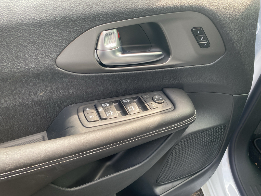 2027 Chrysler Pacifica representative vehicle photo