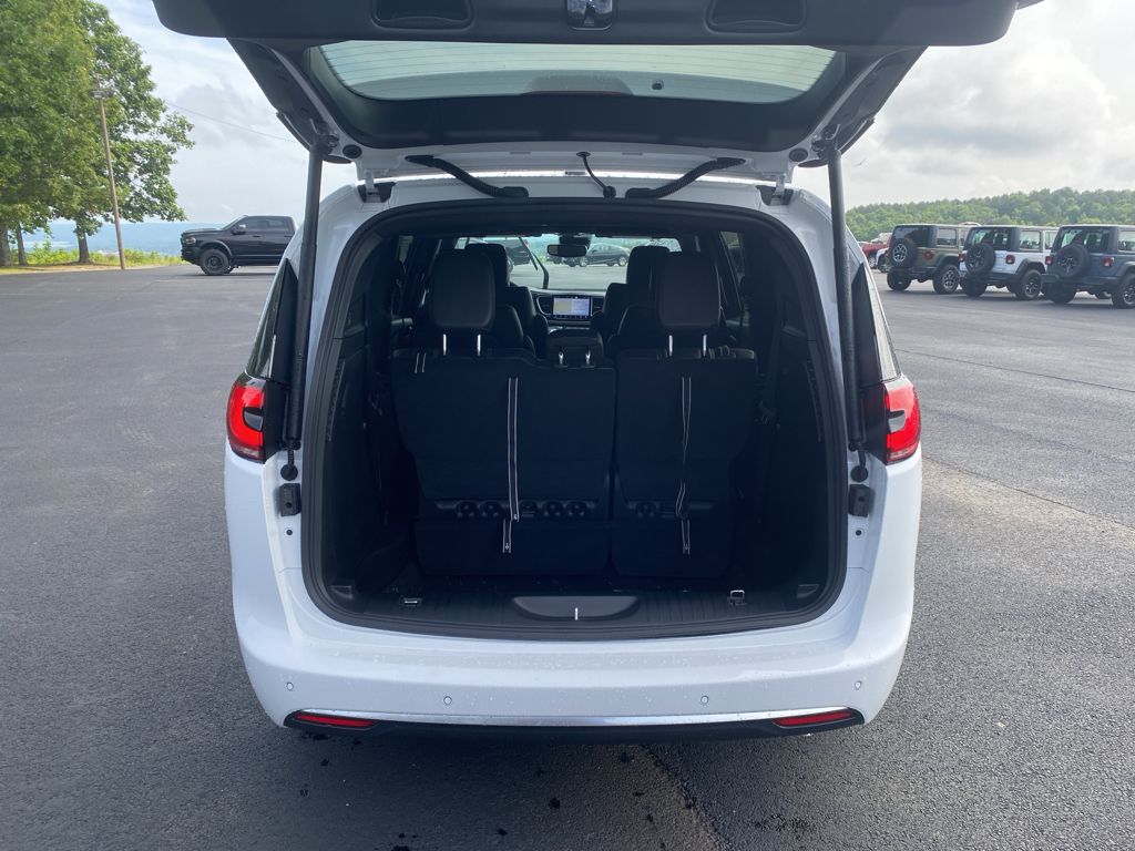2027 Chrysler Pacifica representative vehicle photo