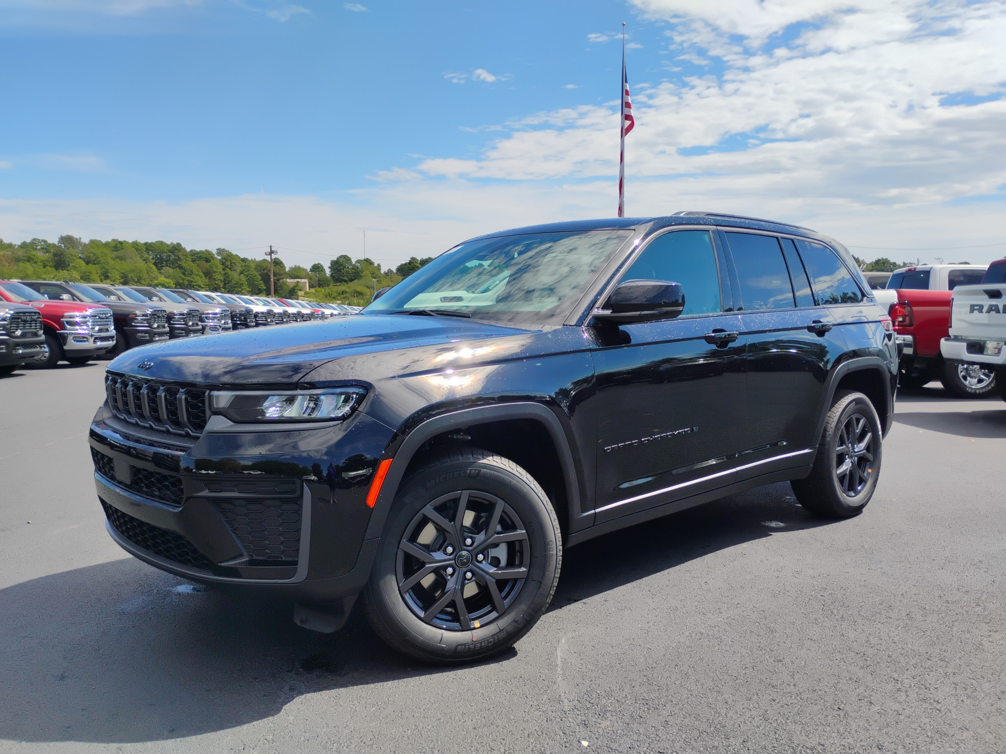 2027 Jeep Grand Cherokee Laredo Altitude photo 1
