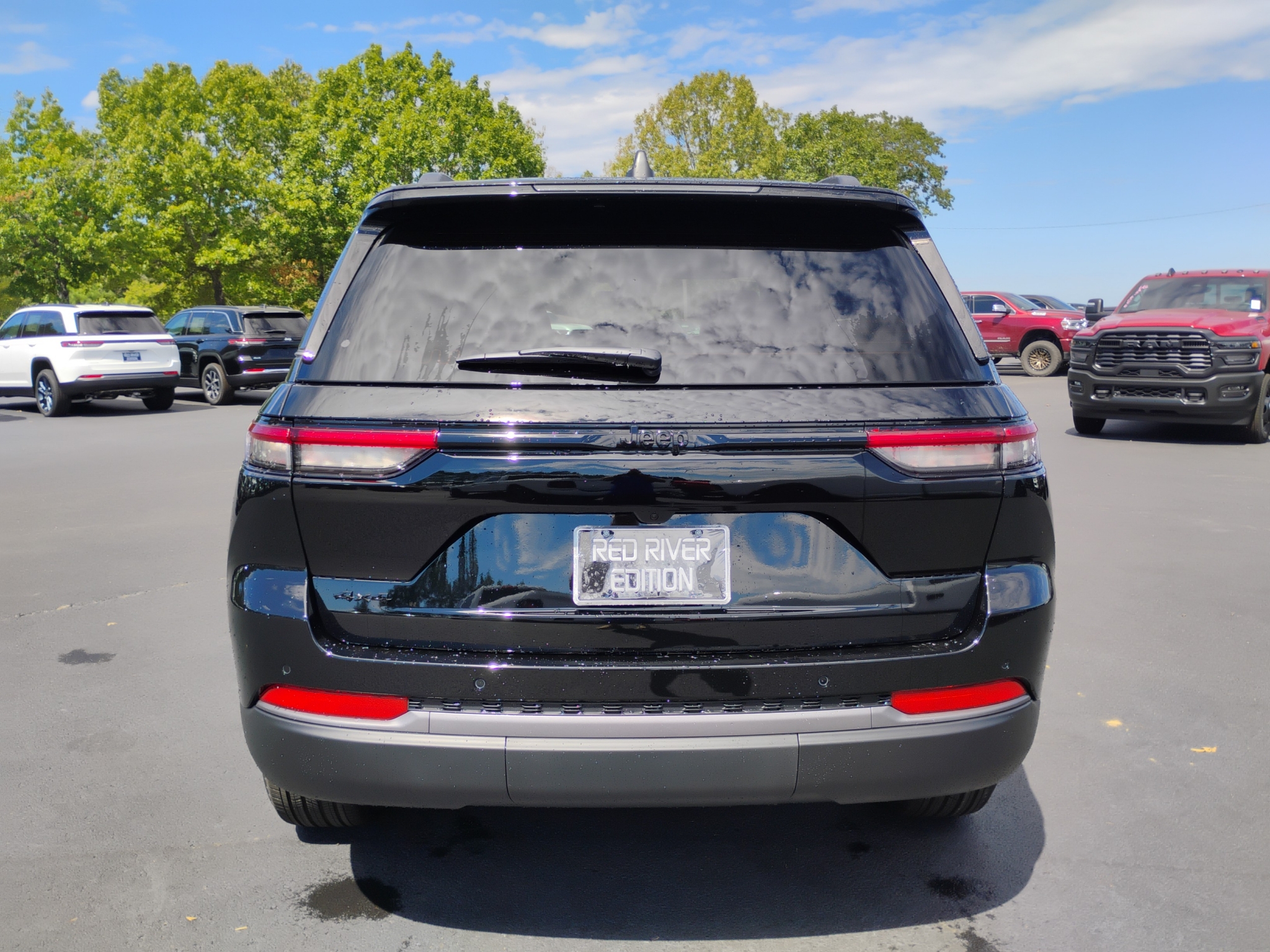 2027 Jeep Grand Cherokee Laredo Altitude photo 6