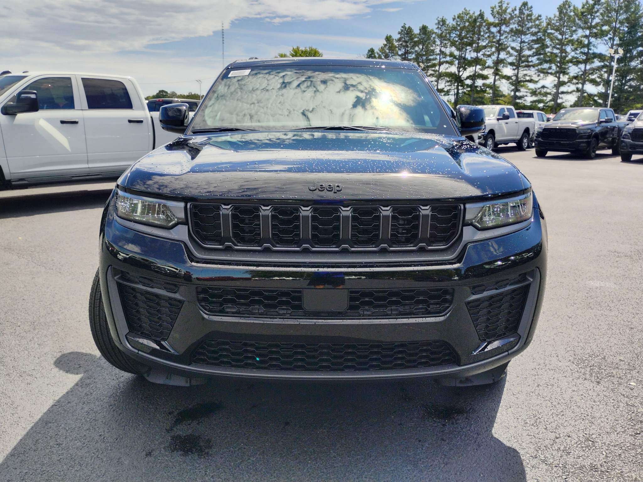 2027 Jeep Grand Cherokee Laredo Altitude photo 2