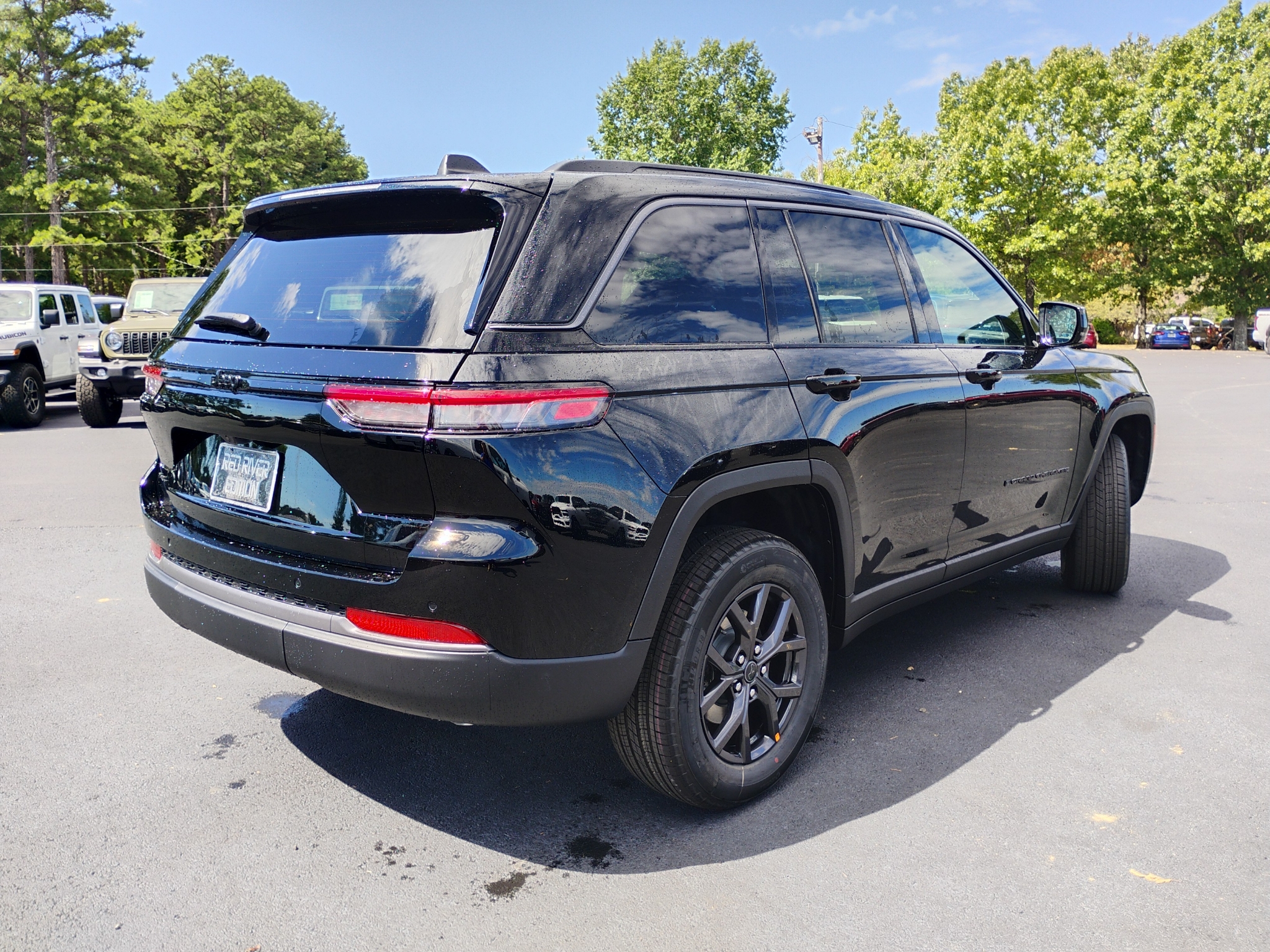 2027 Jeep Grand Cherokee Laredo Altitude photo 5