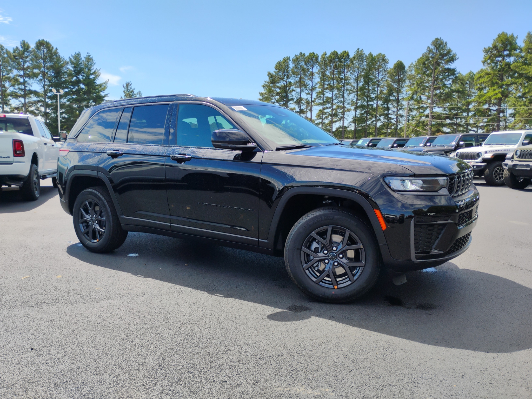2027 Jeep Grand Cherokee Laredo Altitude photo 3
