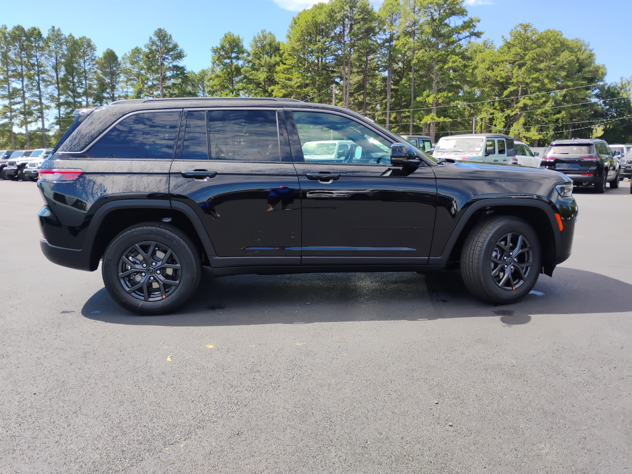 2027 Jeep Grand Cherokee Laredo Altitude photo 4
