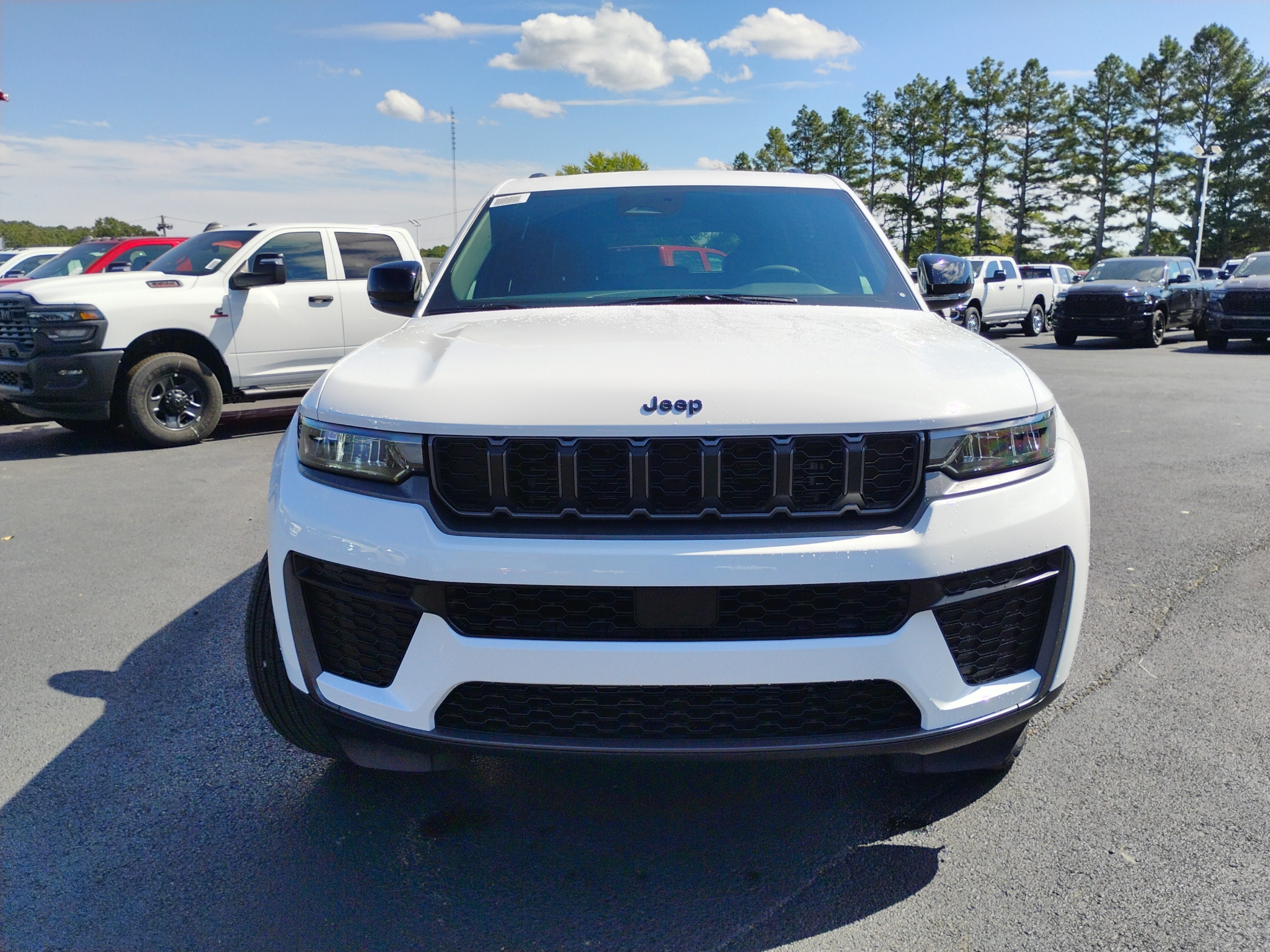 2027 Jeep Grand Cherokee Laredo Altitude photo 2