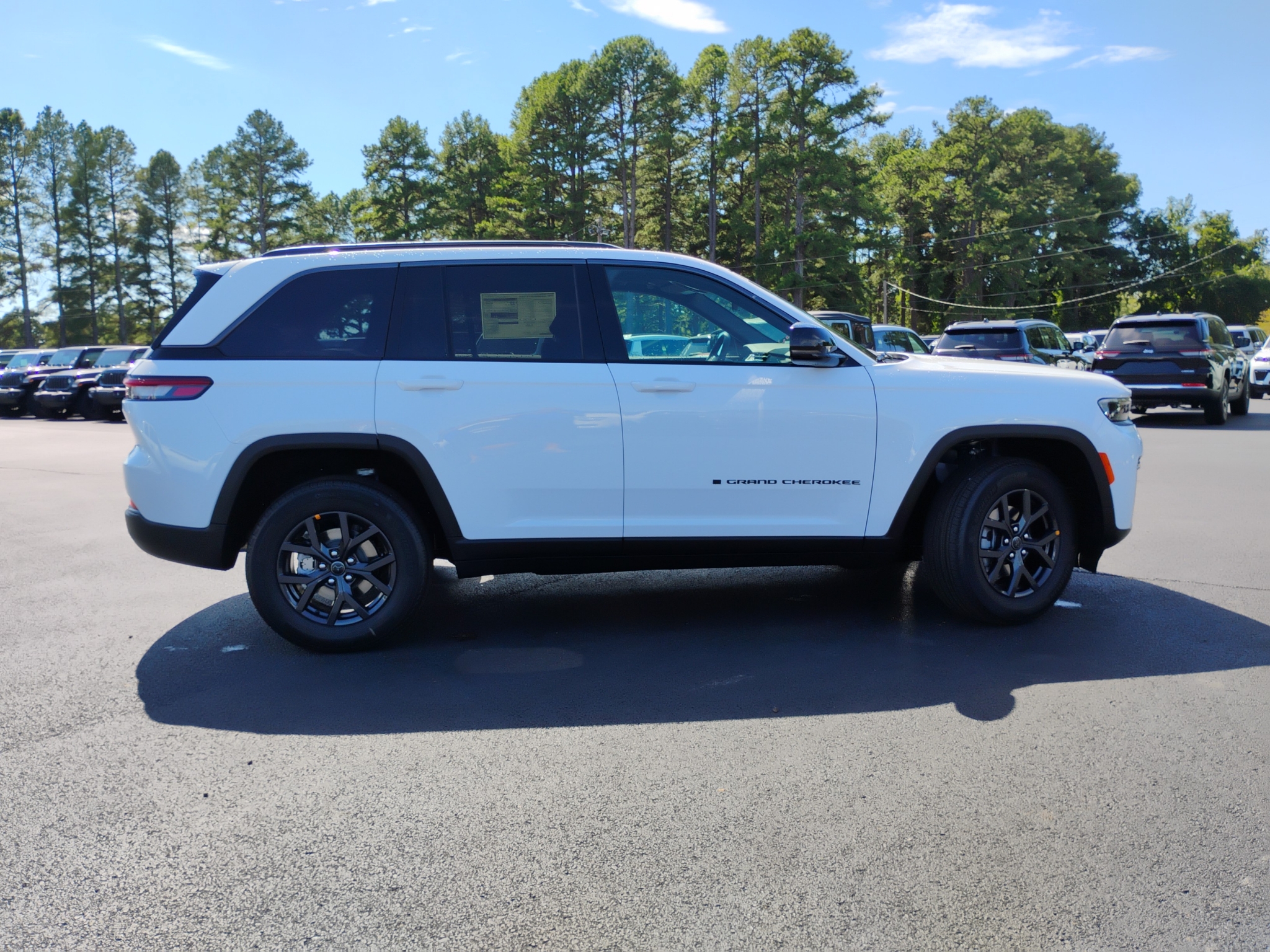 2027 Jeep Grand Cherokee Laredo Altitude photo 4