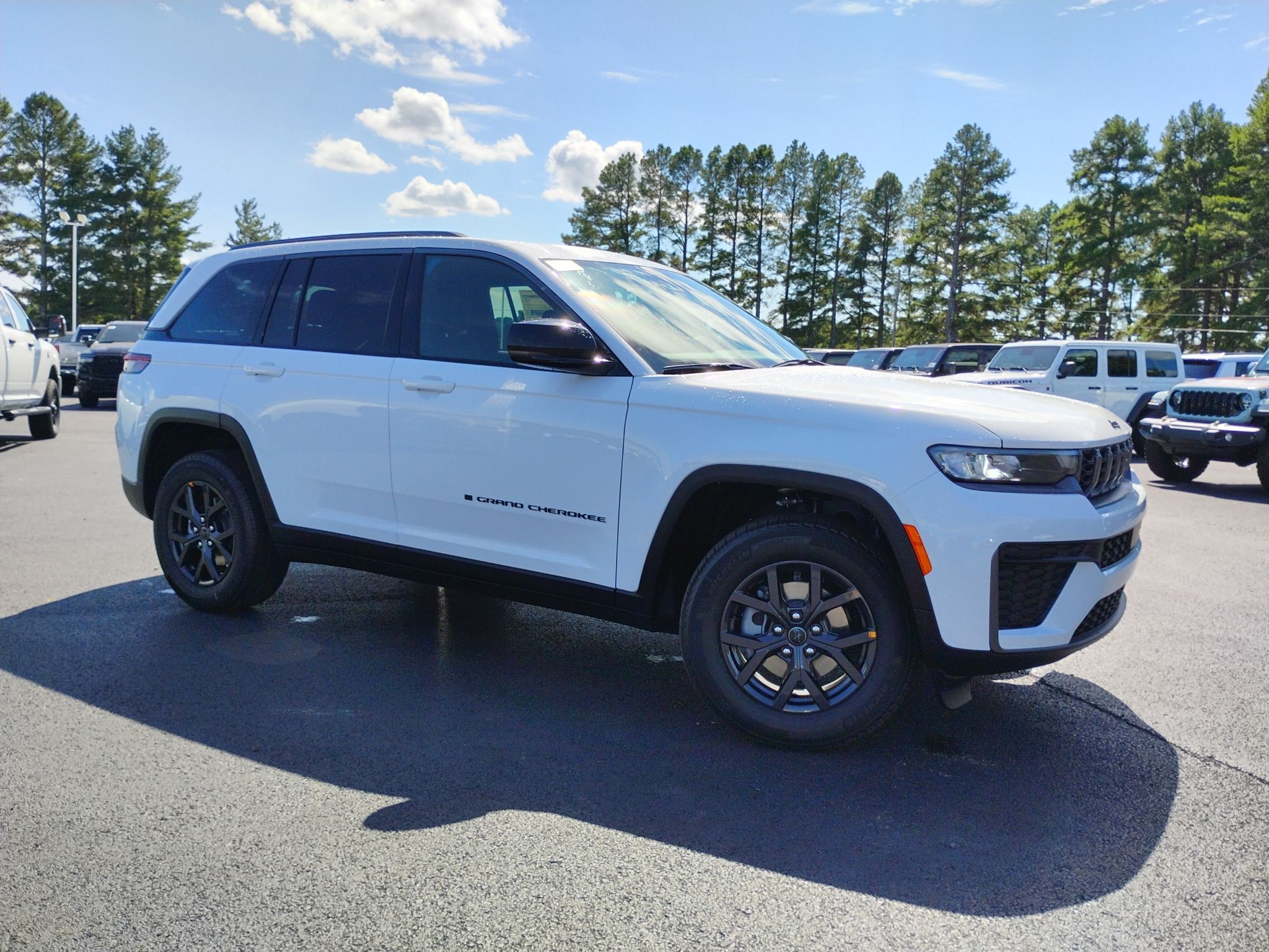 2027 Jeep Grand Cherokee Laredo Altitude photo 3