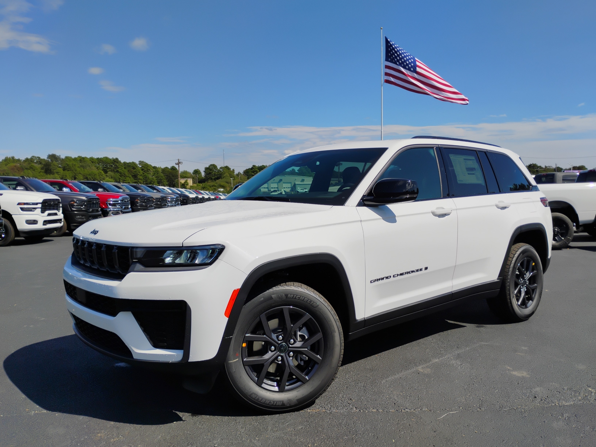 2027 Jeep Grand Cherokee Laredo Altitude photo 1