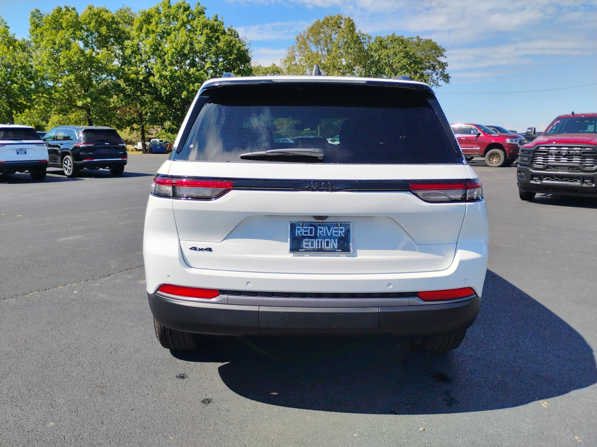 2027 Jeep Grand Cherokee Laredo Altitude photo 6