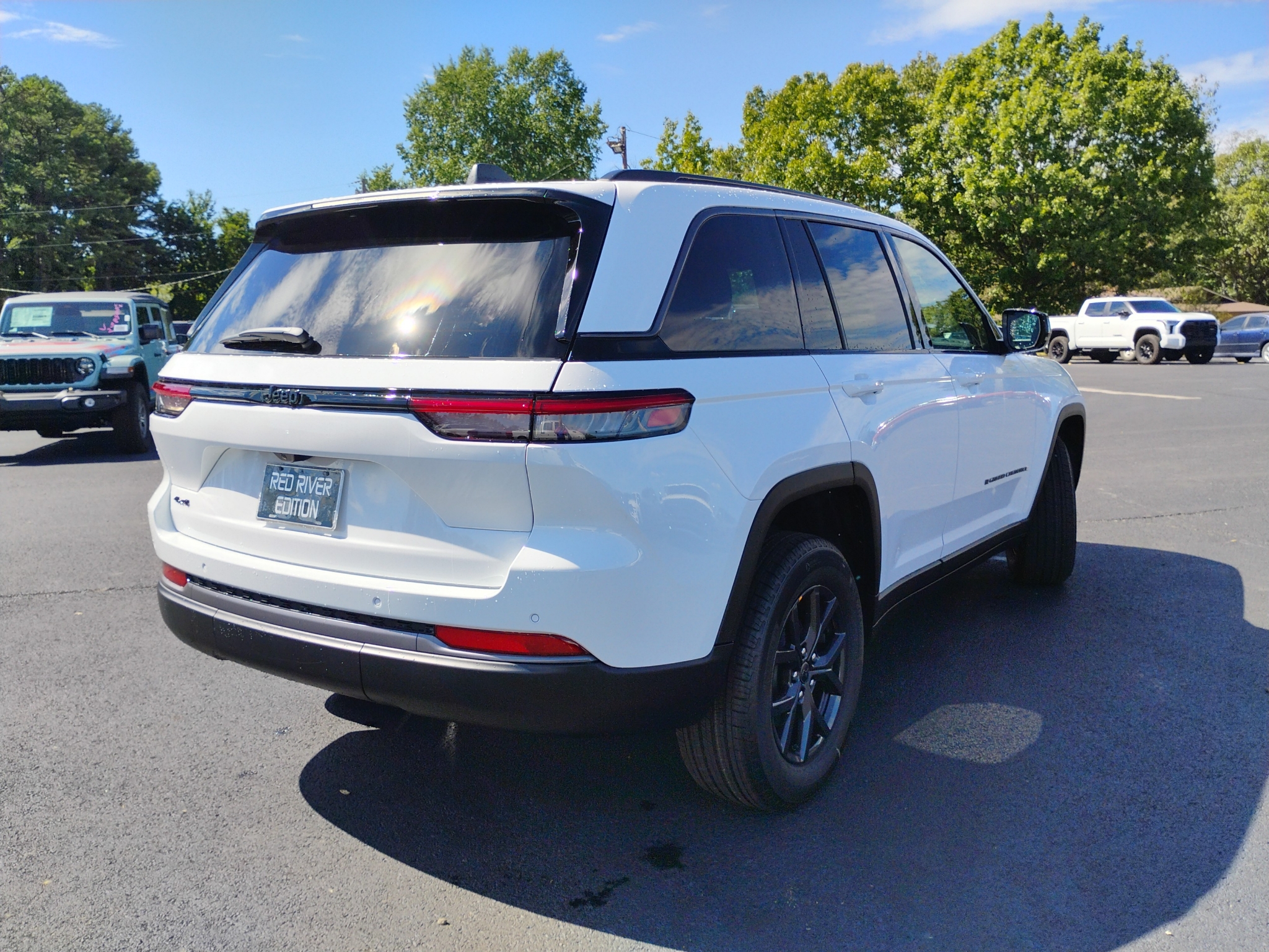 2027 Jeep Grand Cherokee Laredo Altitude photo 5