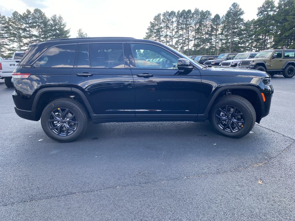 2027 Jeep Grand Cherokee Laredo Altitude photo 4