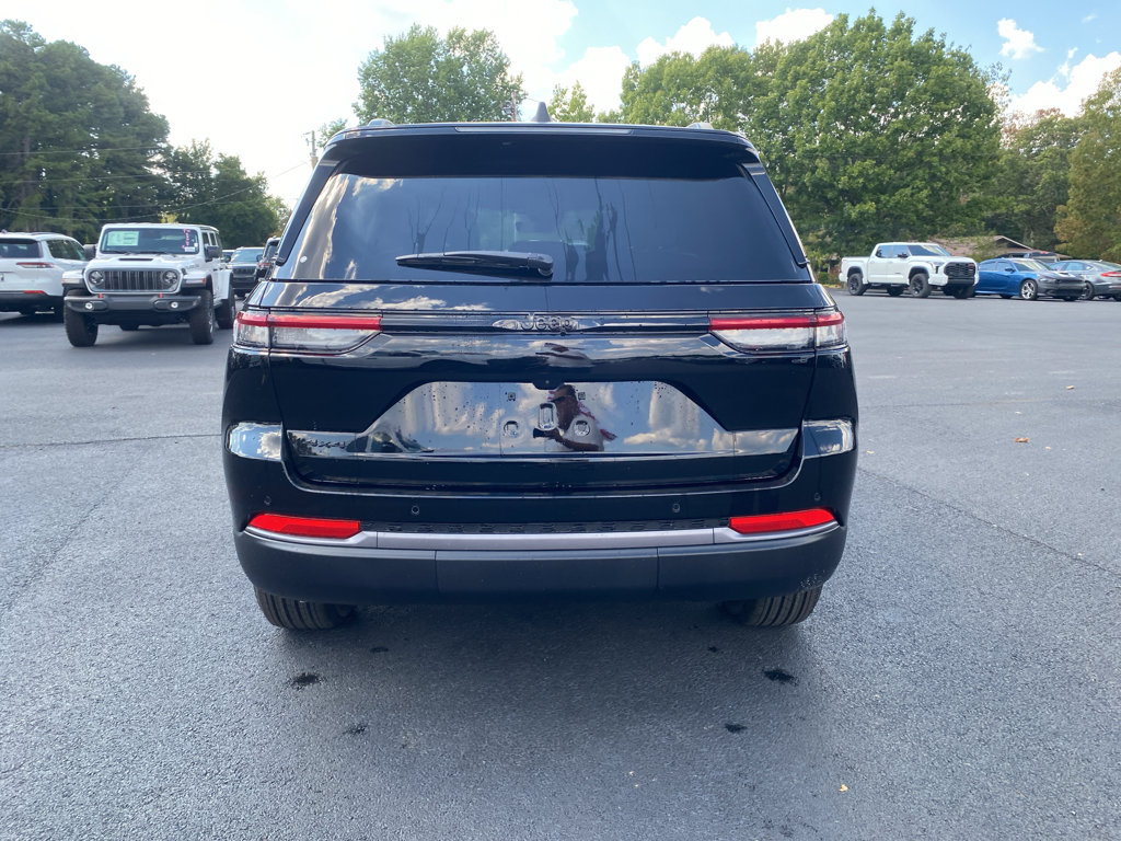 2027 Jeep Grand Cherokee Laredo Altitude photo 6