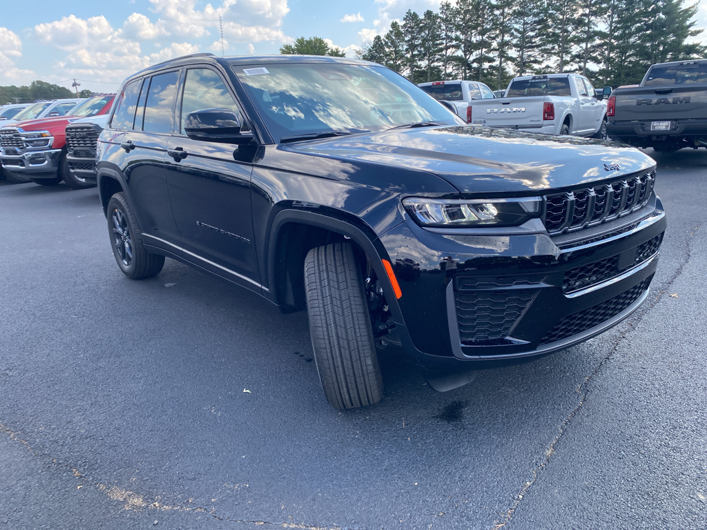 2027 Jeep Grand Cherokee Laredo Altitude photo 3