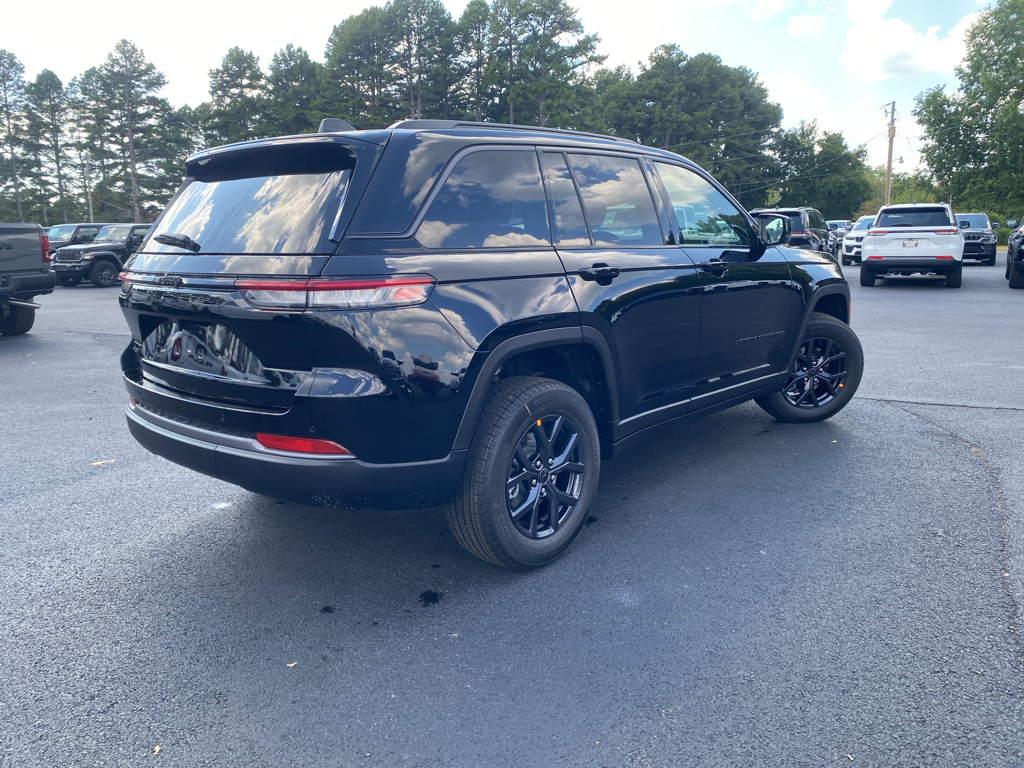 2027 Jeep Grand Cherokee Laredo Altitude photo 5
