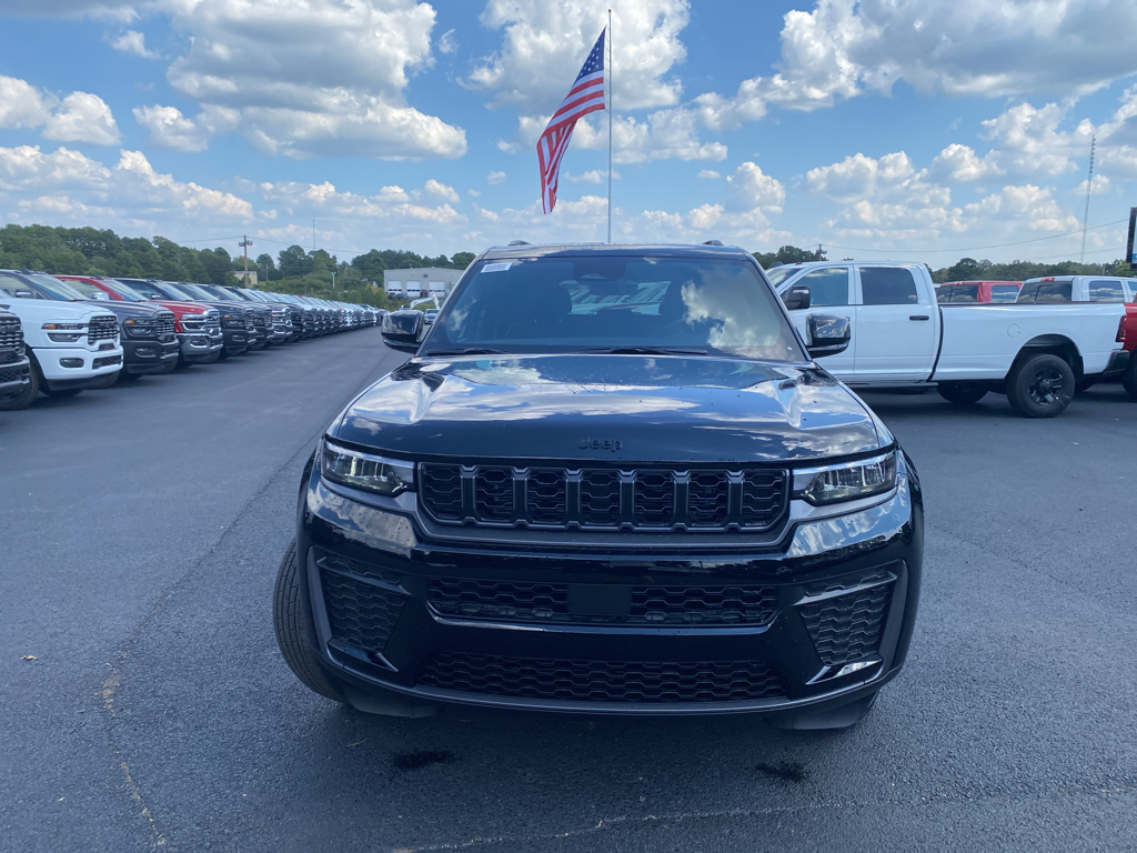 2027 Jeep Grand Cherokee Laredo Altitude photo 2