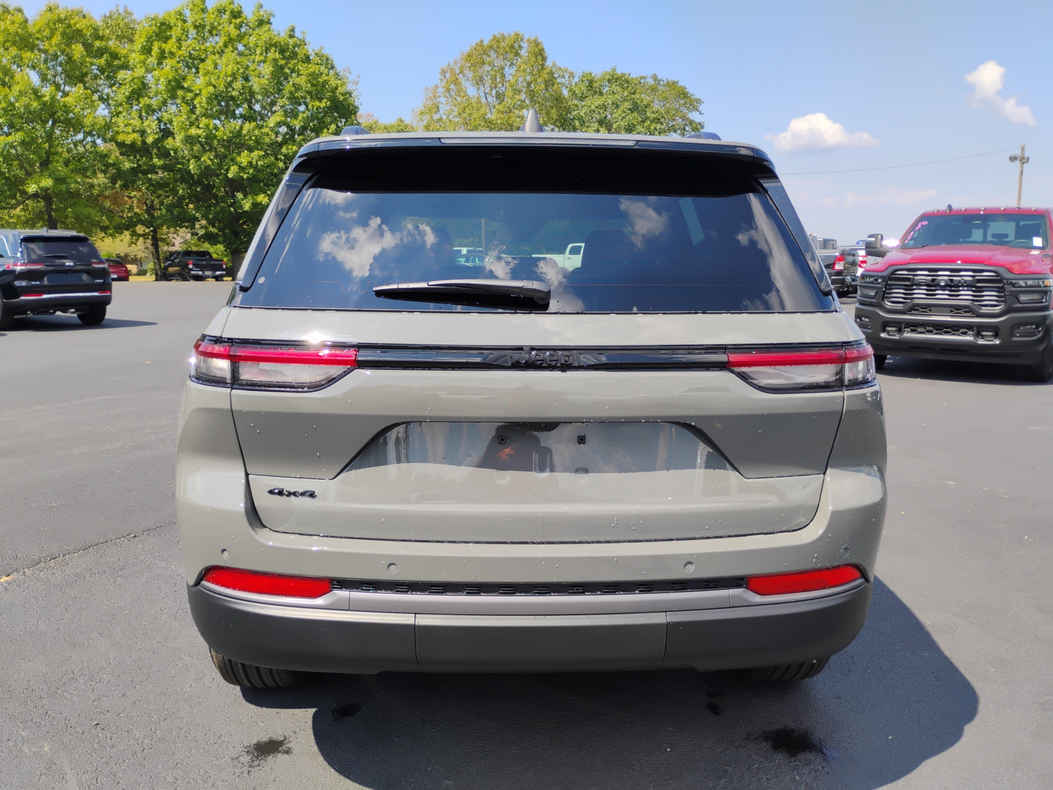 2027 Jeep Grand Cherokee Laredo Altitude photo 6